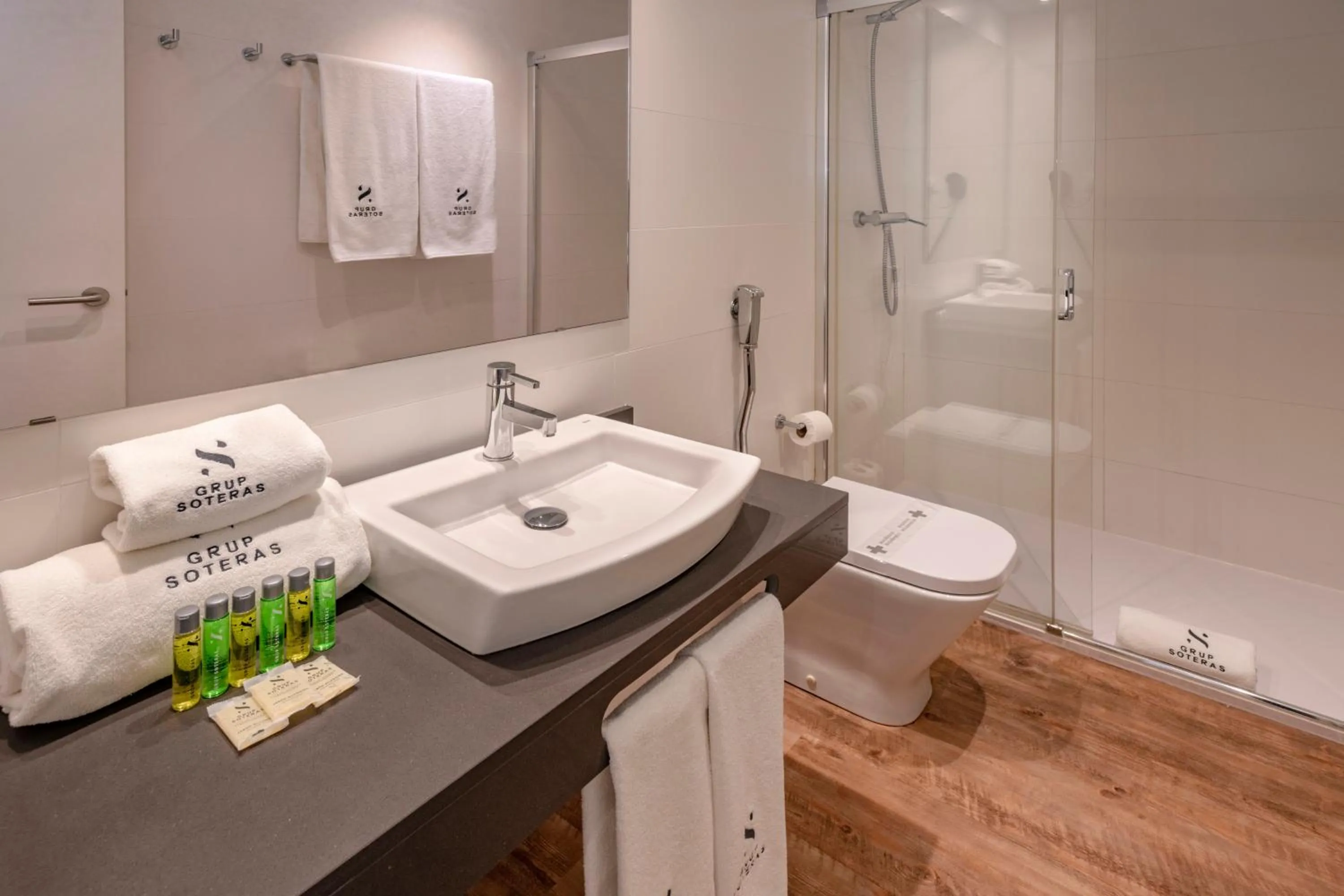 Shower in Apartments Playa de Castelldefels