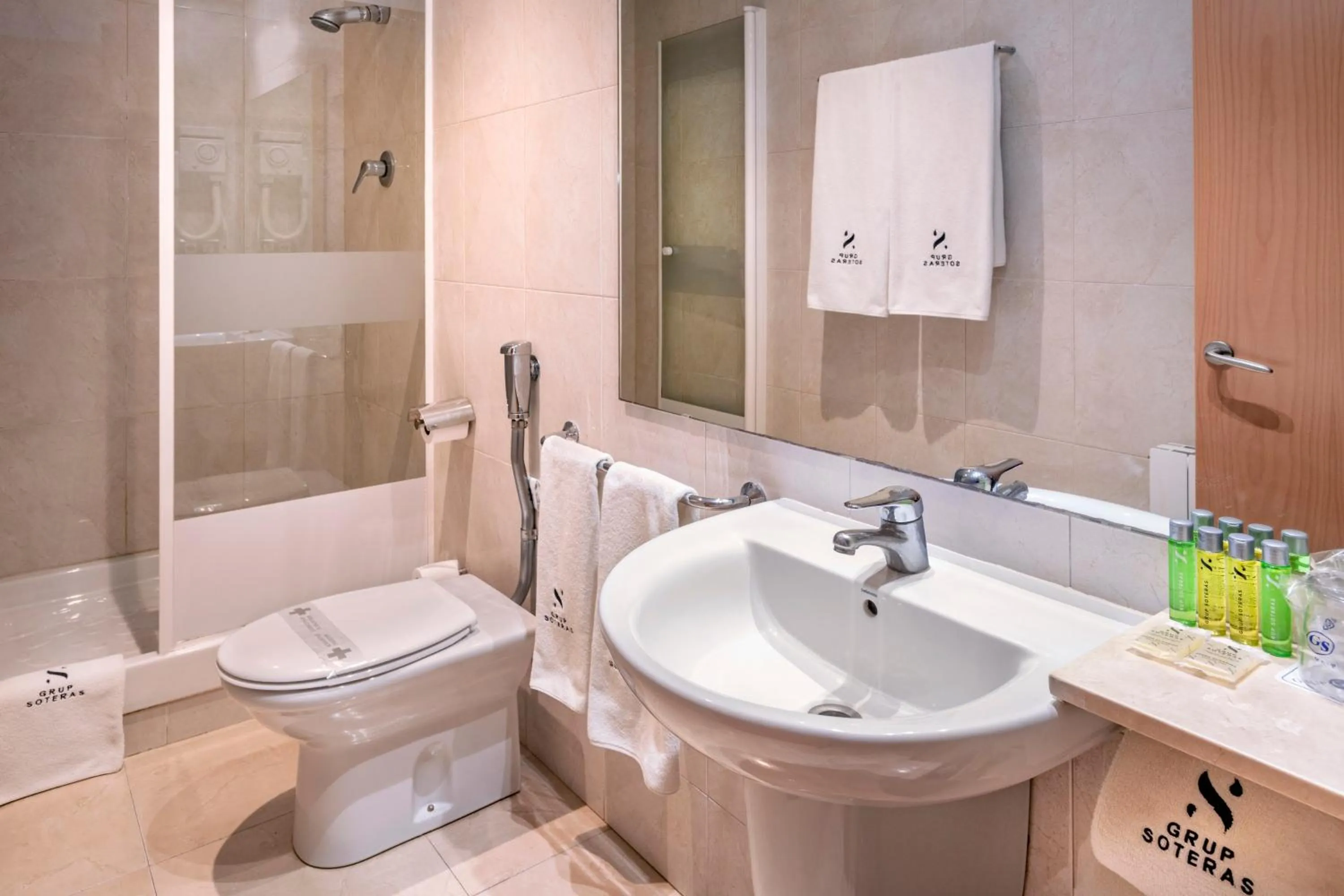 Shower in Apartments Playa de Castelldefels