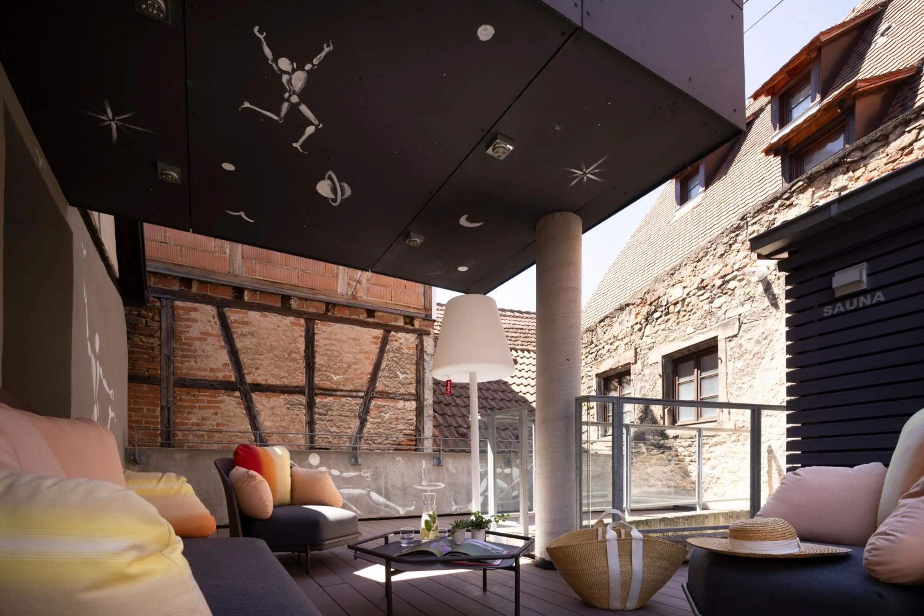 Property building in Hotel Le Pavillon 7