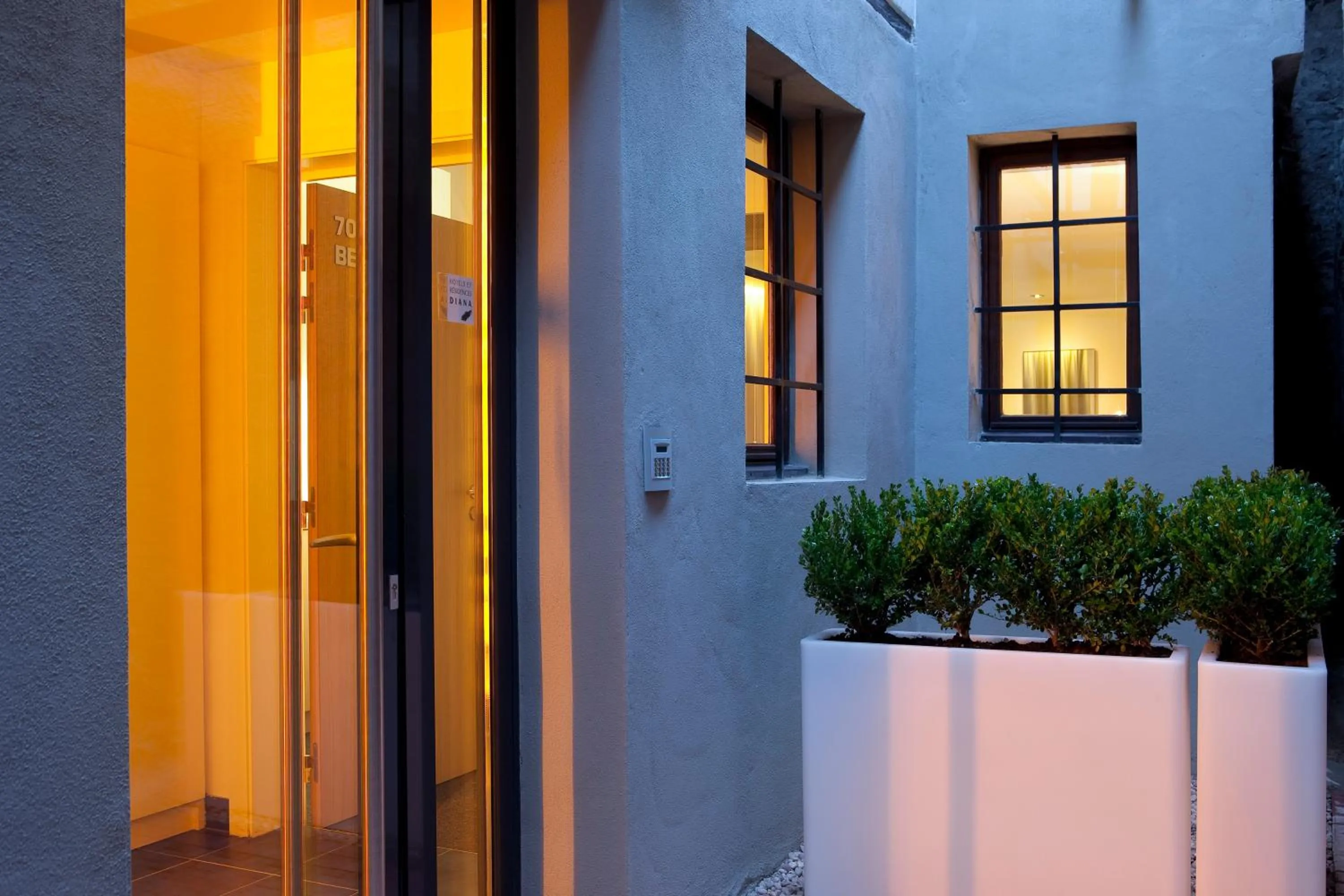 Facade/entrance in Hotel Le Pavillon 7