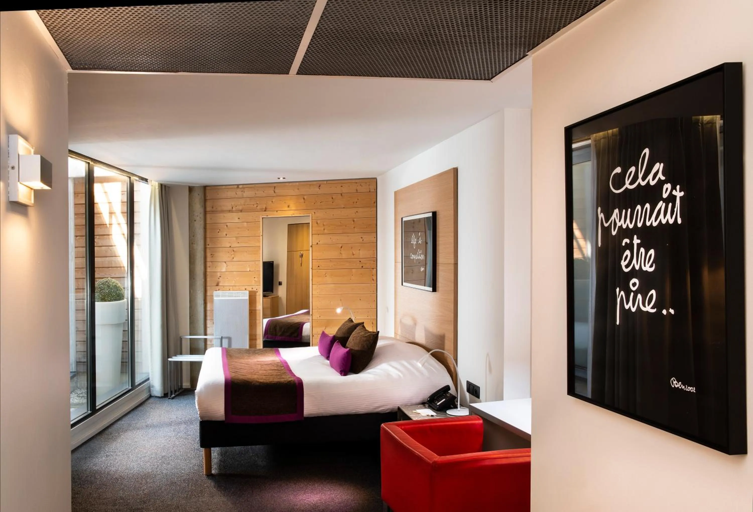 Photo of the whole room, Bed in Hotel Le Pavillon 7