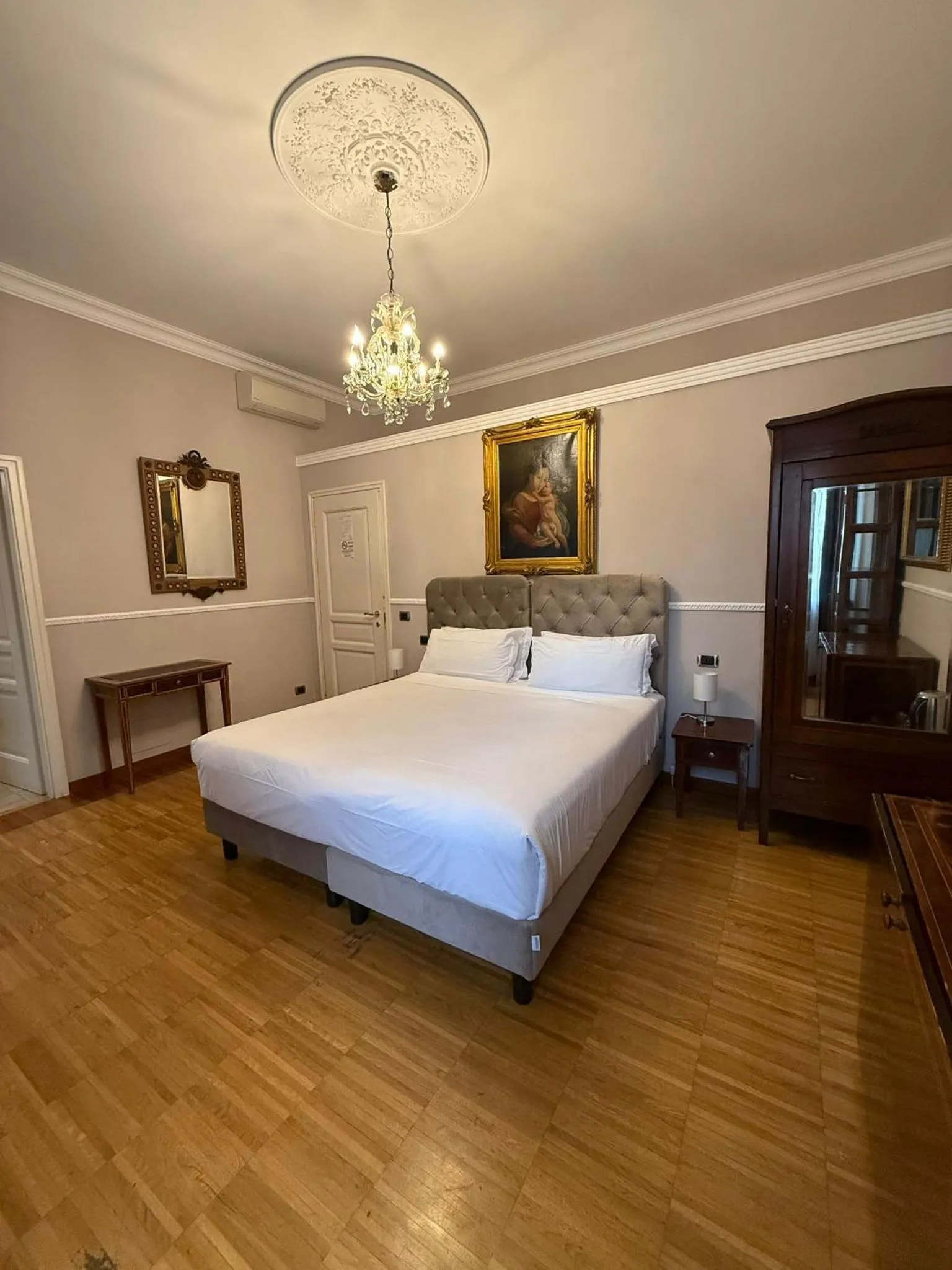 Bedroom, Bed in I TRE MOSCHETTIERI - D'ARTAGNAN Luxury Guest House