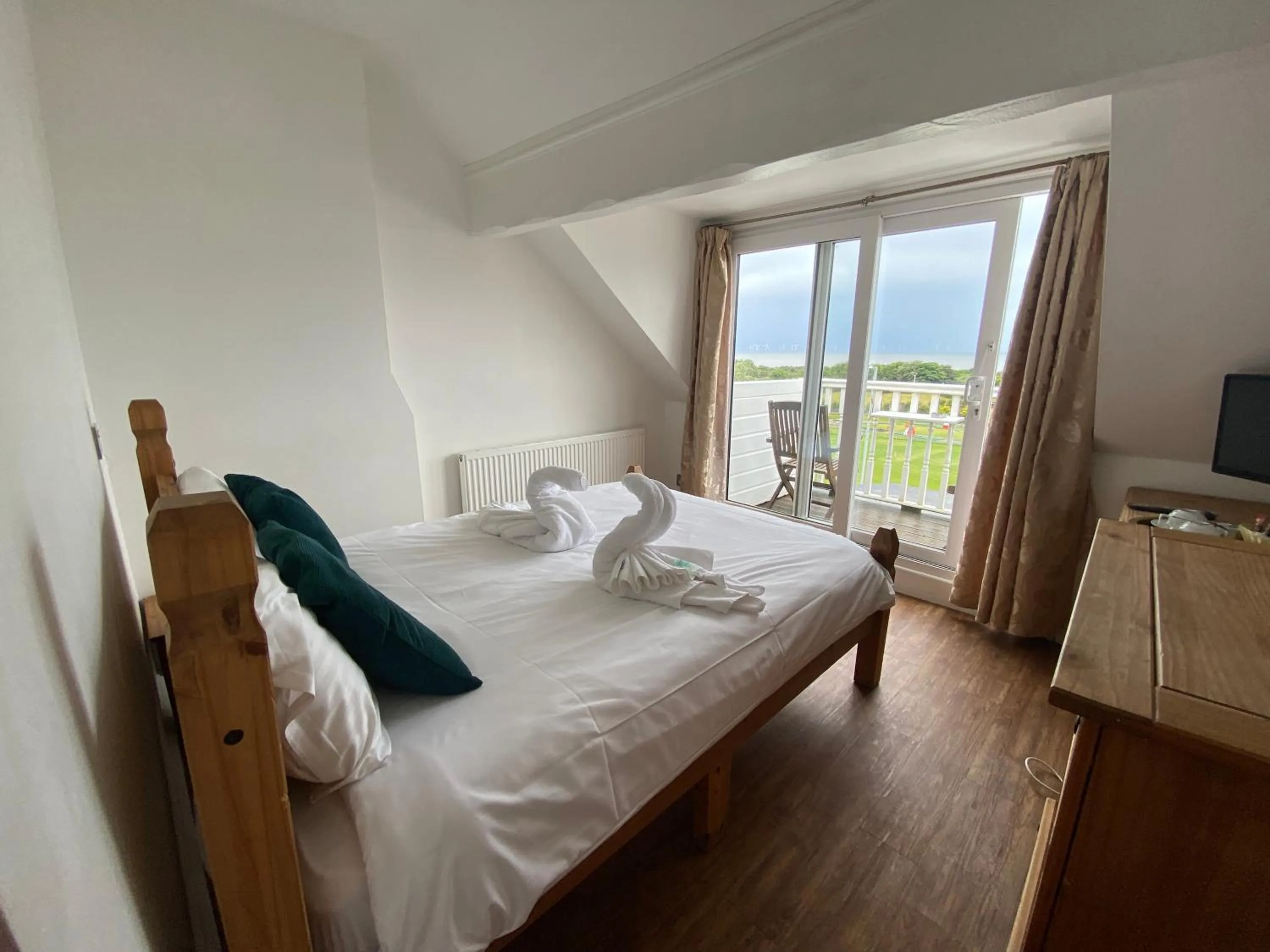 Photo of the whole room, Bed in The Grand Hotel