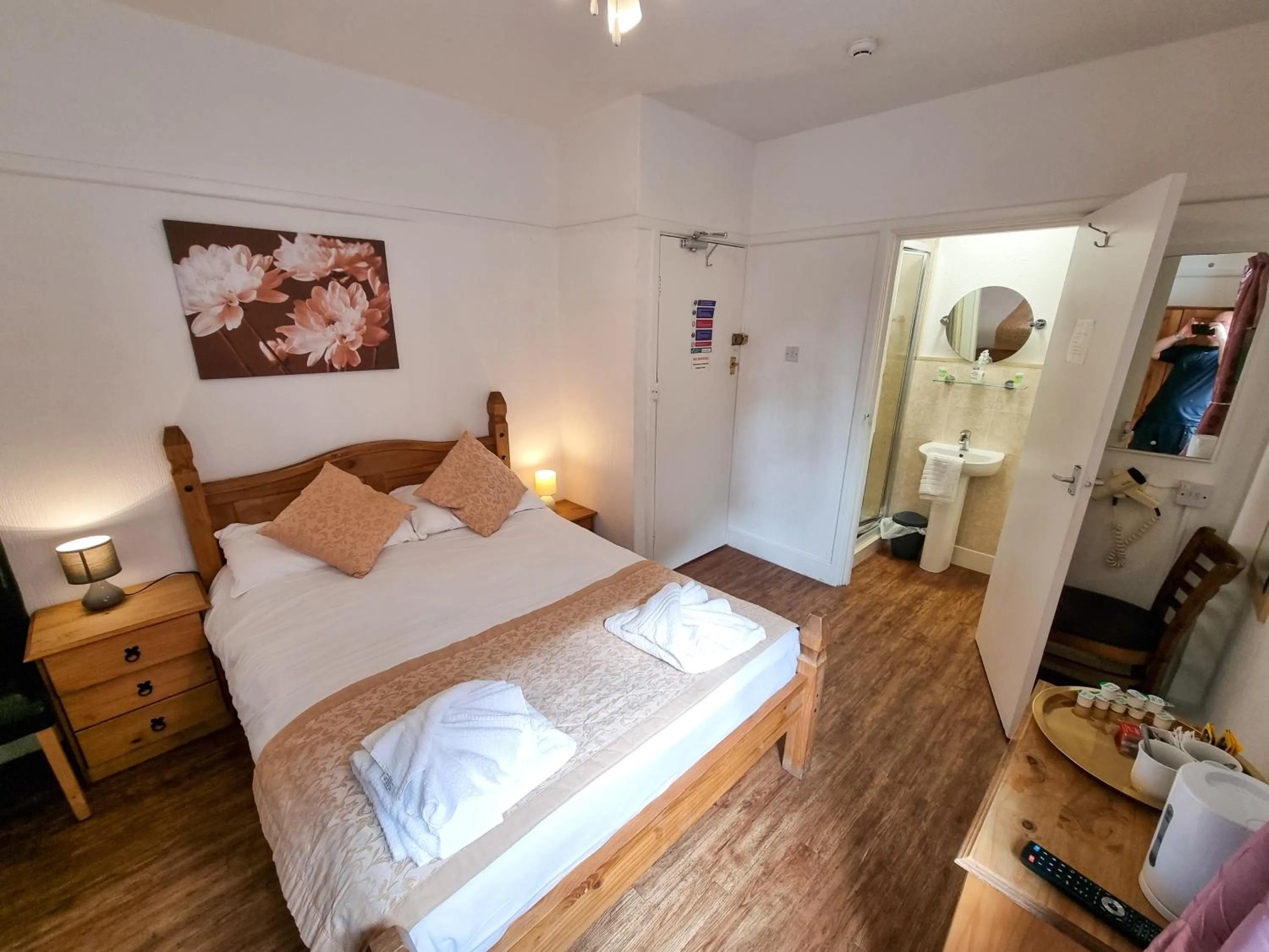 Shower, Bed in The Grand Hotel