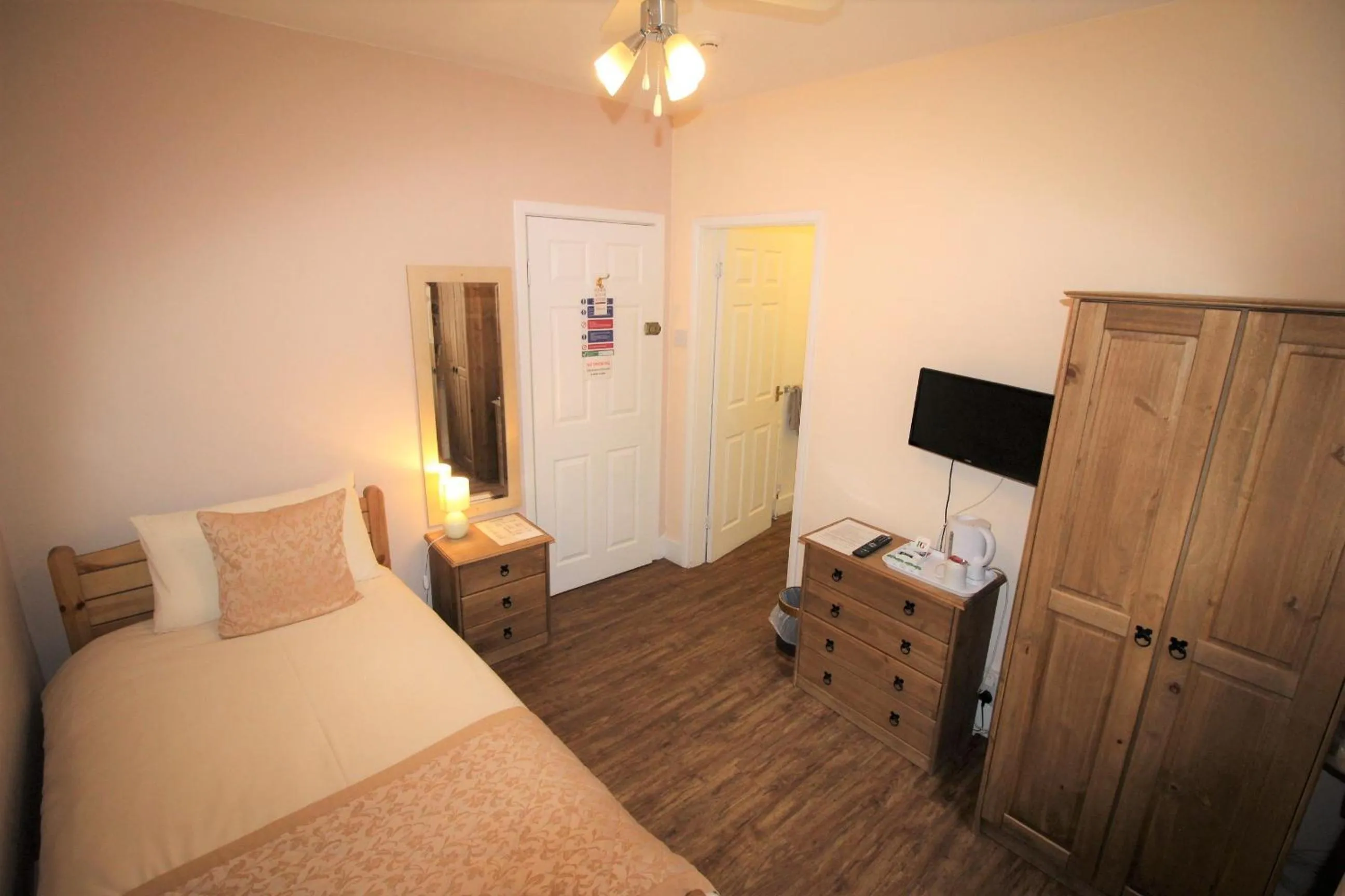 Photo of the whole room, Bed in The Grand Hotel