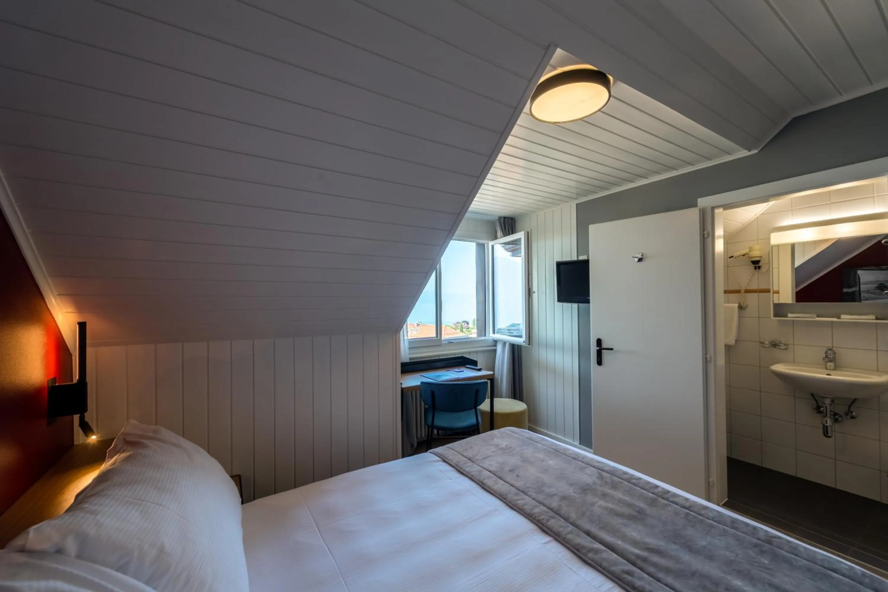 Bedroom, Bed in Châtonneyre Hotel & Restaurant