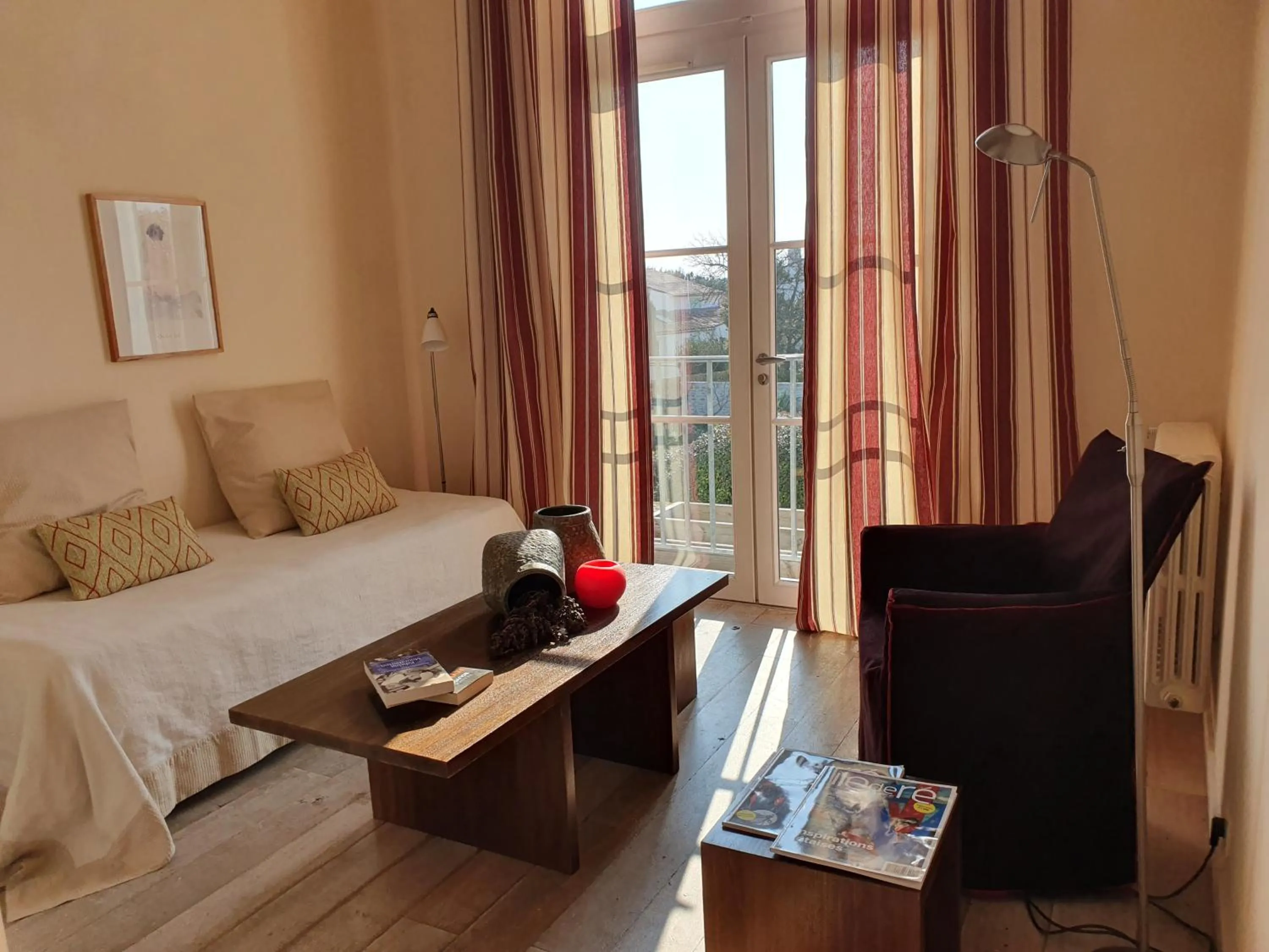 Seating area, Bed in Le Chat Botté