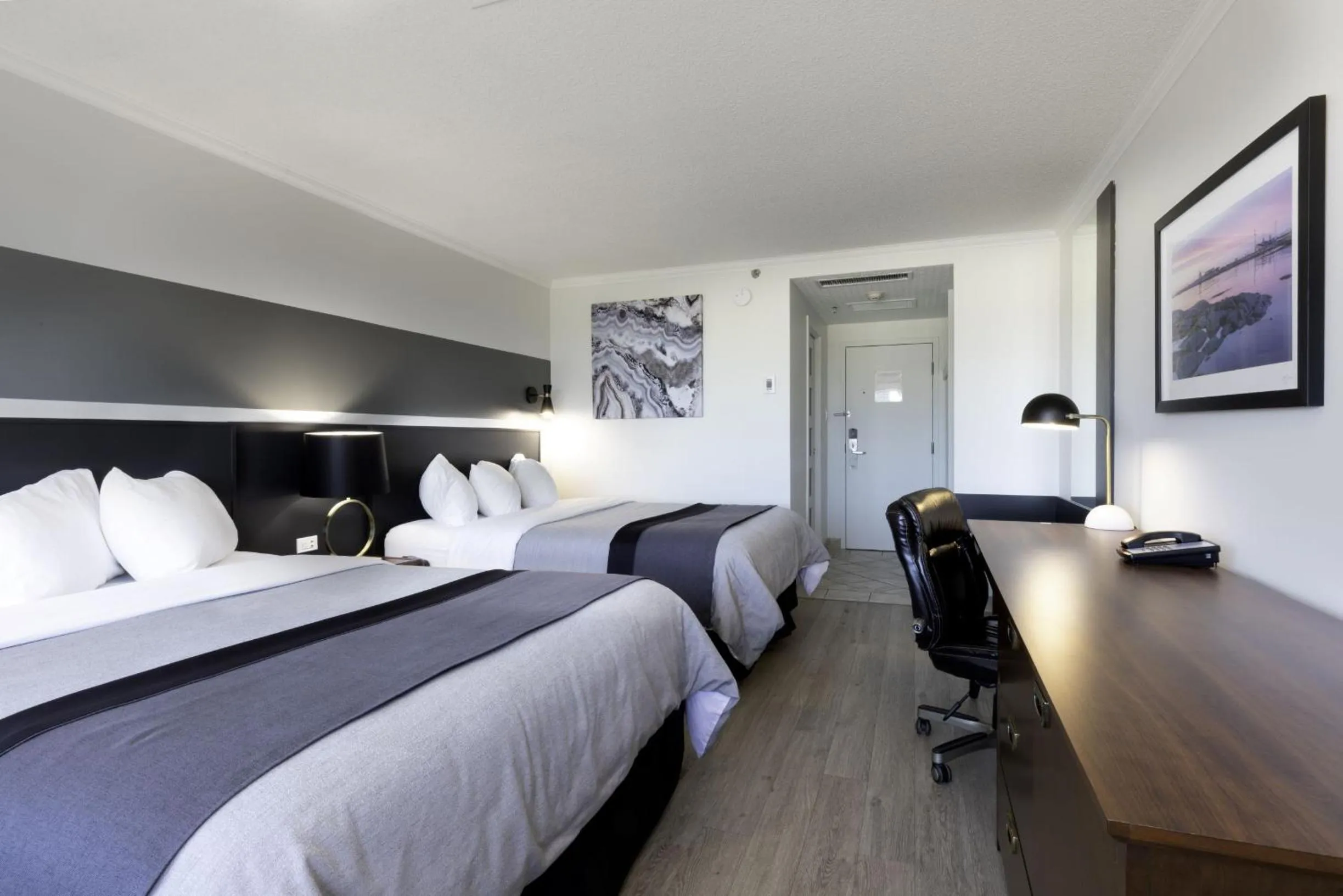 Photo of the whole room, Bed in Hotel Rimouski