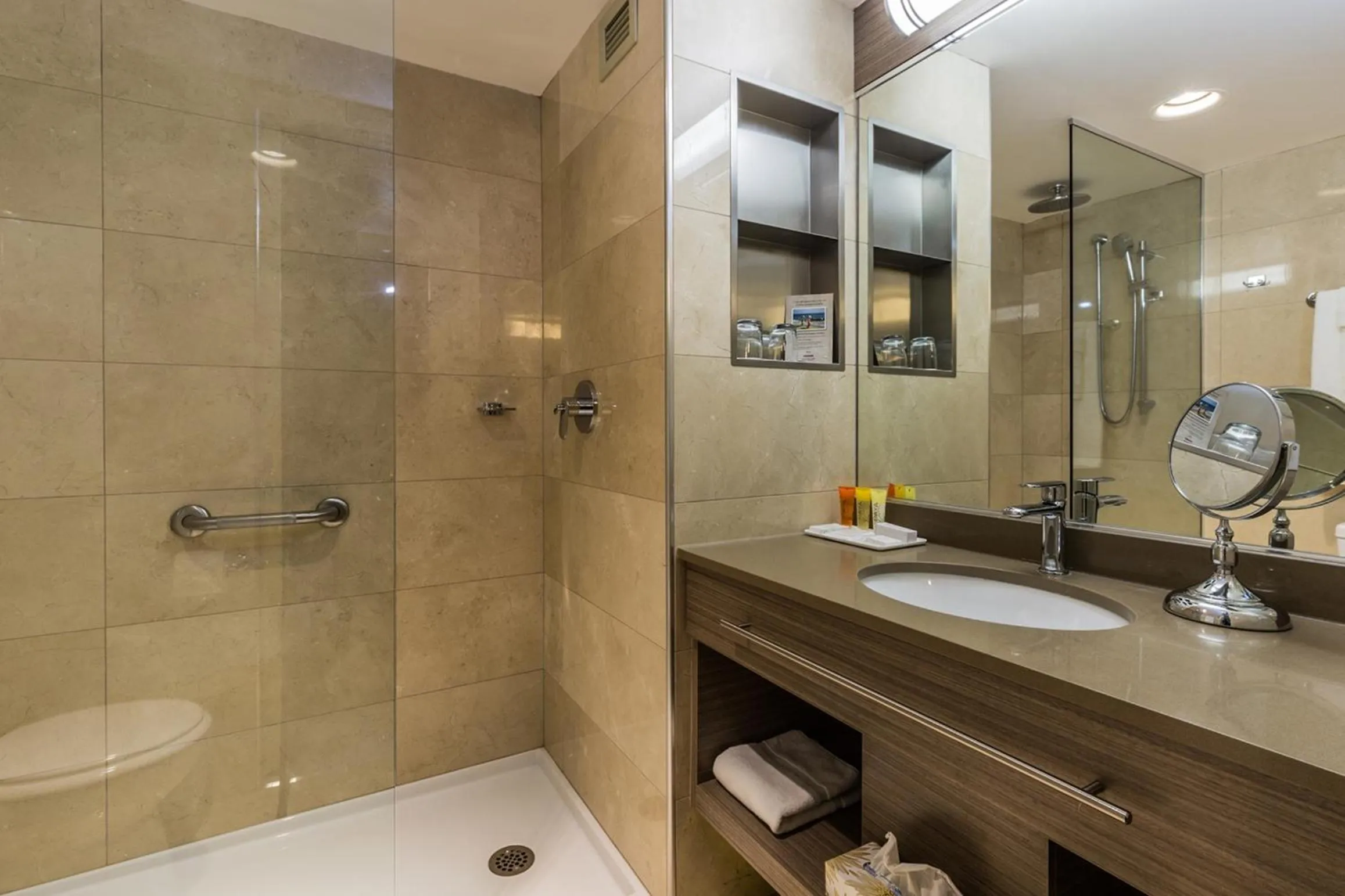 Shower in Hotel Rimouski