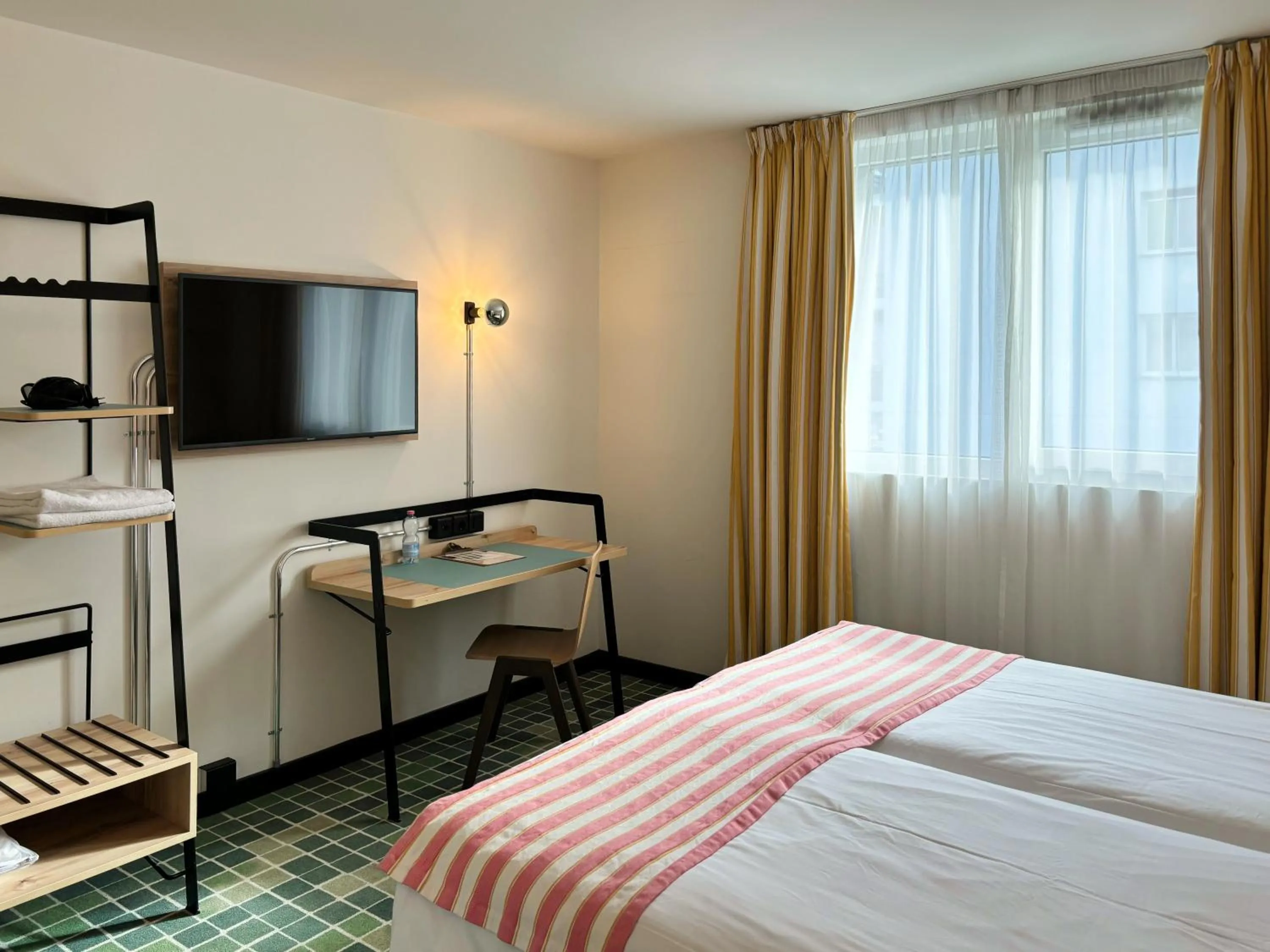 Seating area, Bed in Nonanteneuf appart hōtel Sierre - contactless check-in