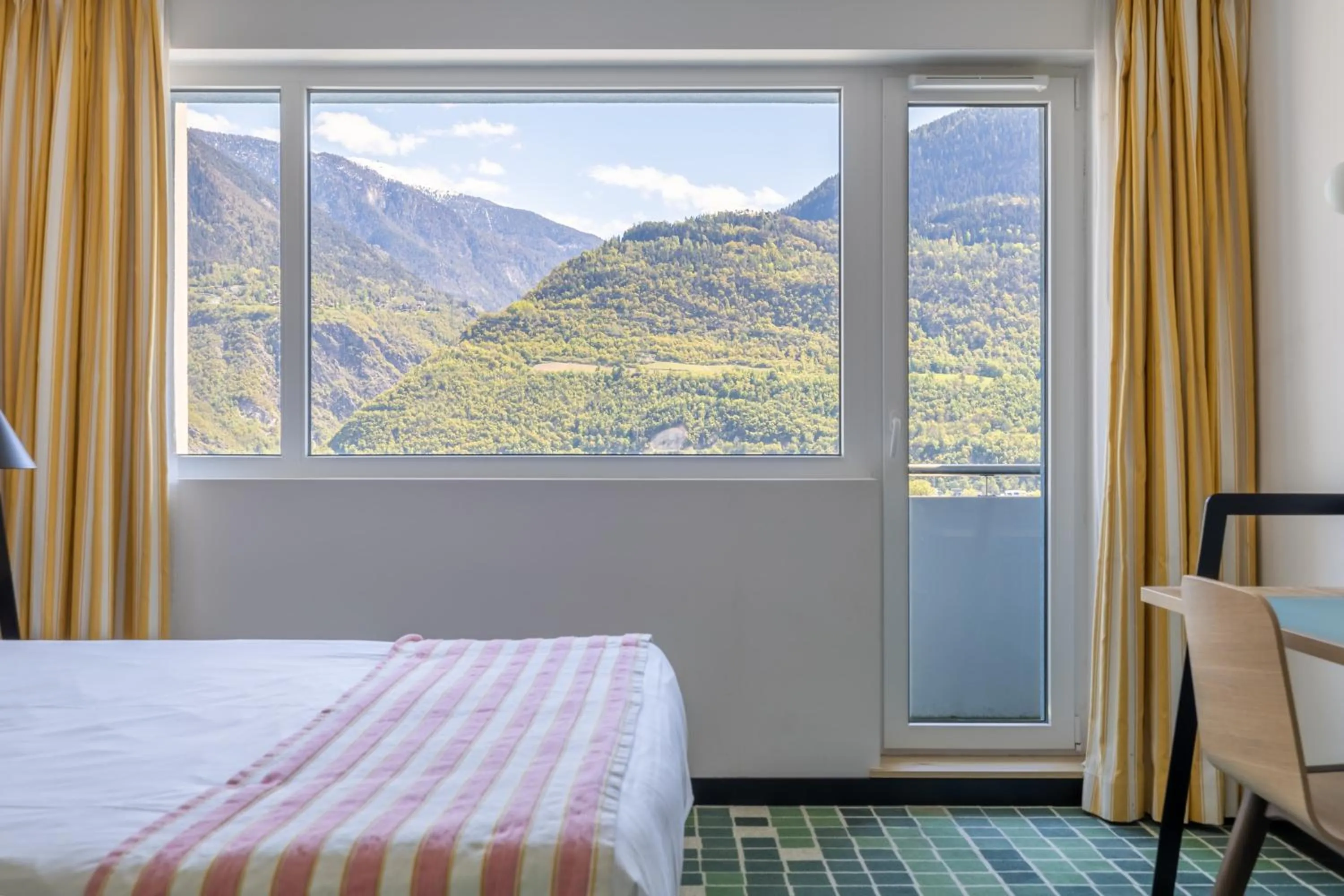 Mountain view, Bed in Nonanteneuf Appart-hôtel Sierre - Self Check-in