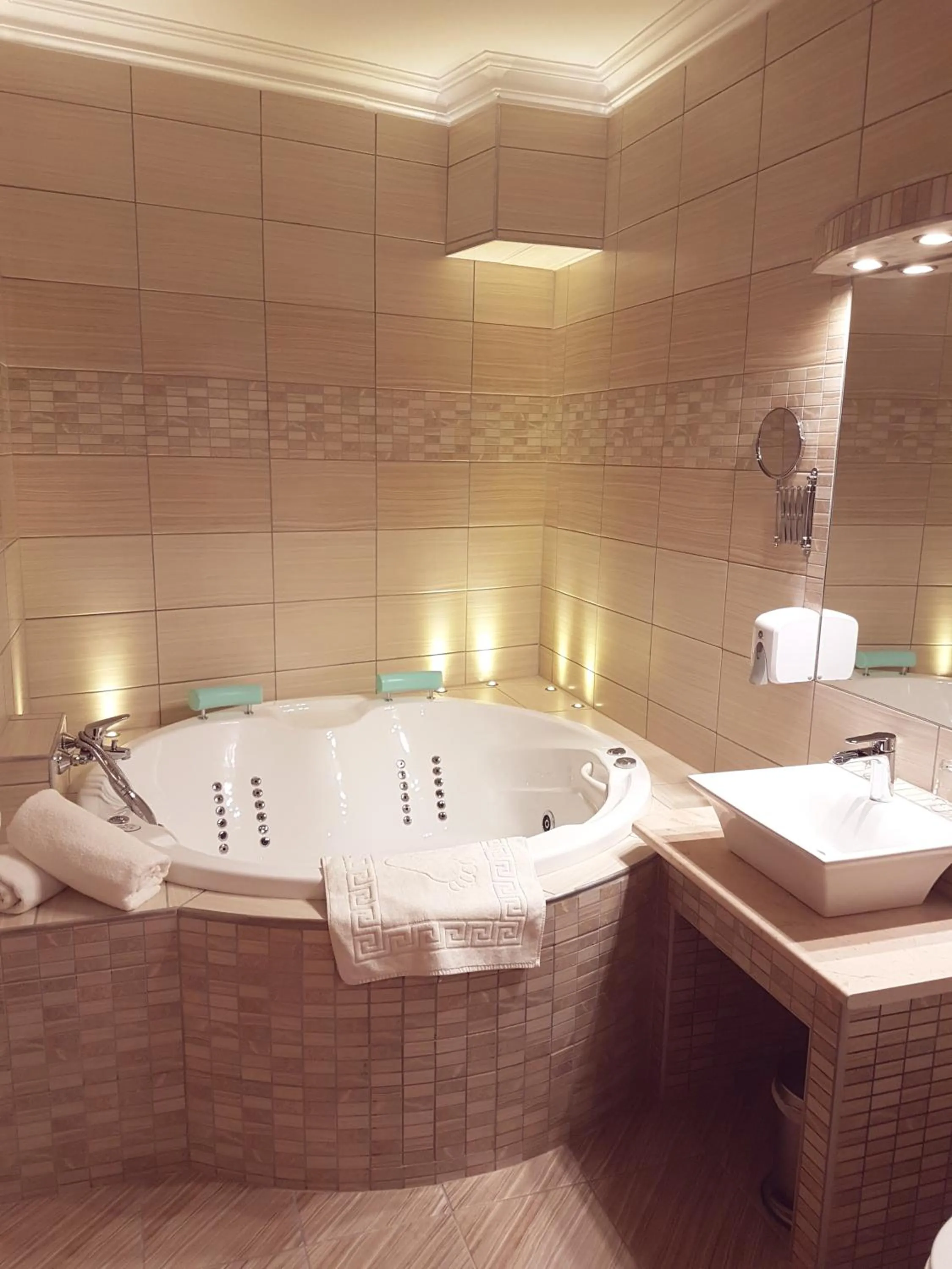 Hot Tub, Bed in Wellness Hotel Laroba