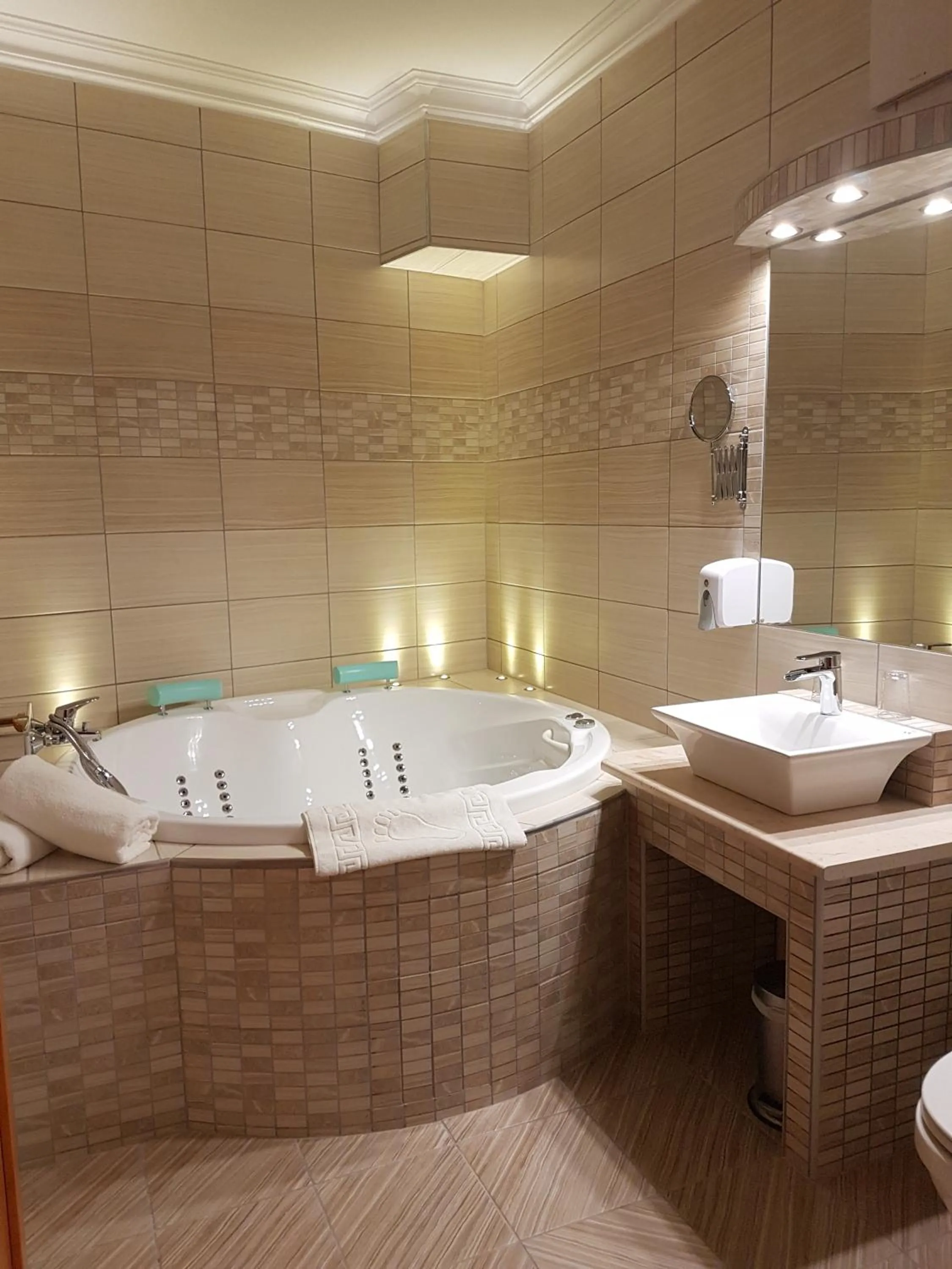 Hot Tub in Wellness Hotel Laroba