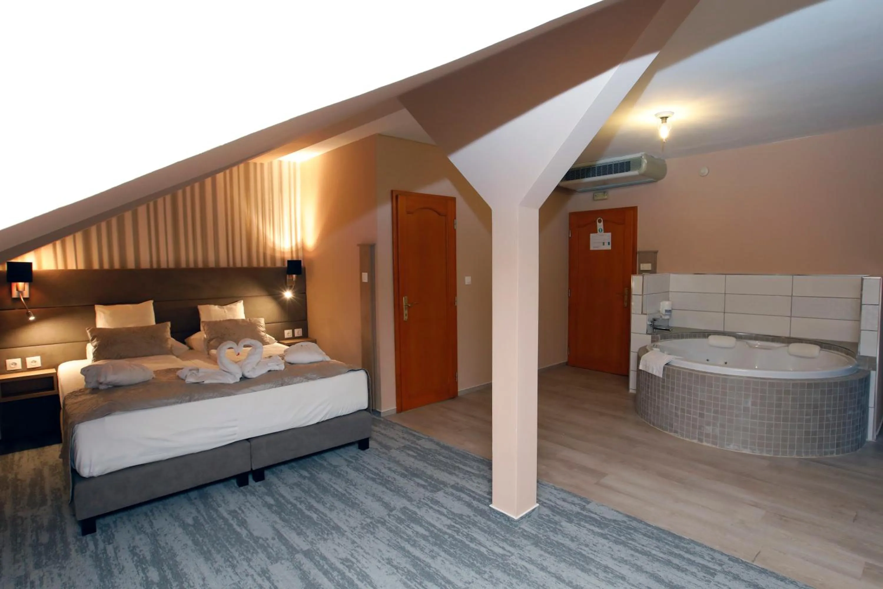 Hot Tub, Bed in Wellness Hotel Laroba