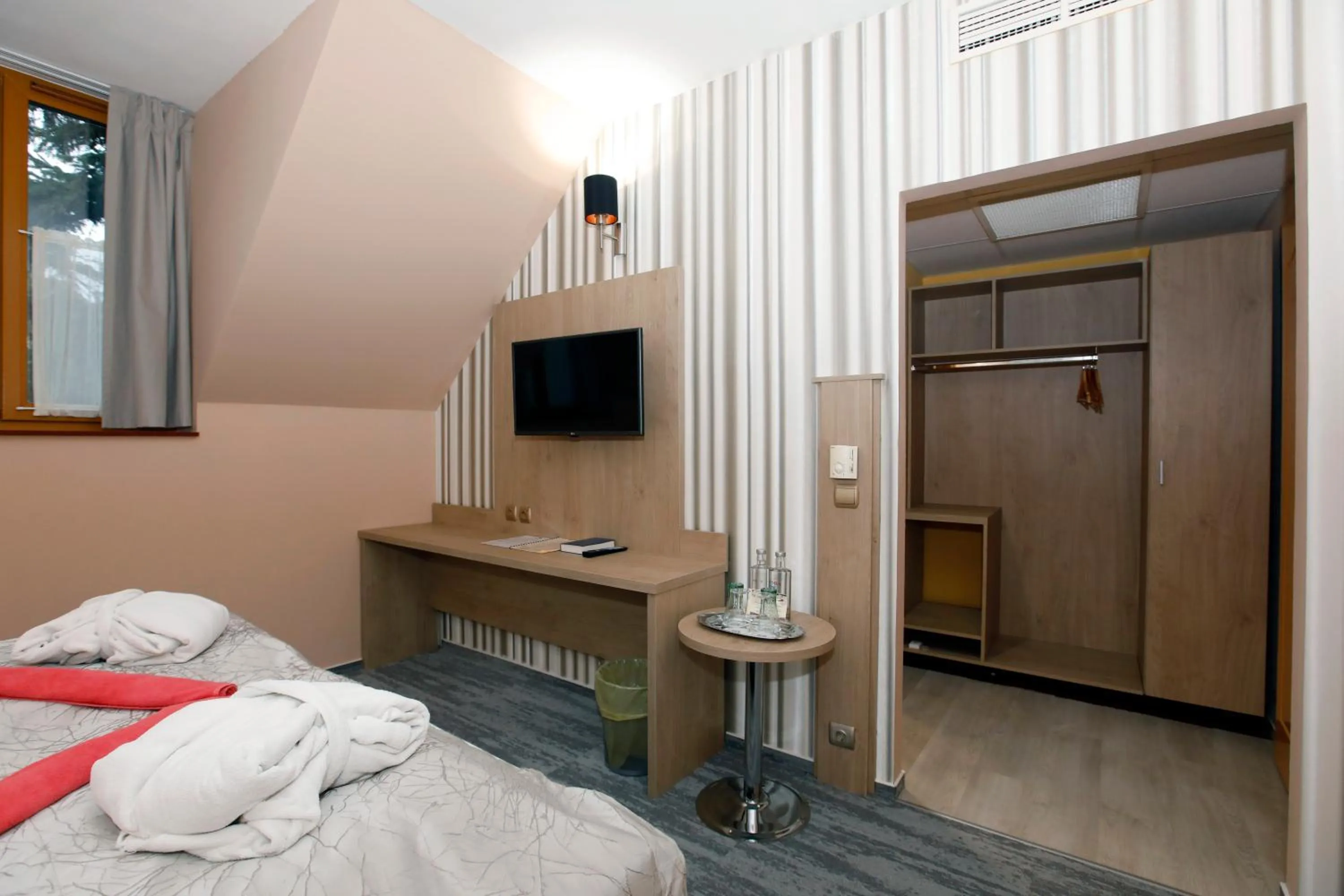 TV and multimedia, Bed in Wellness Hotel Laroba