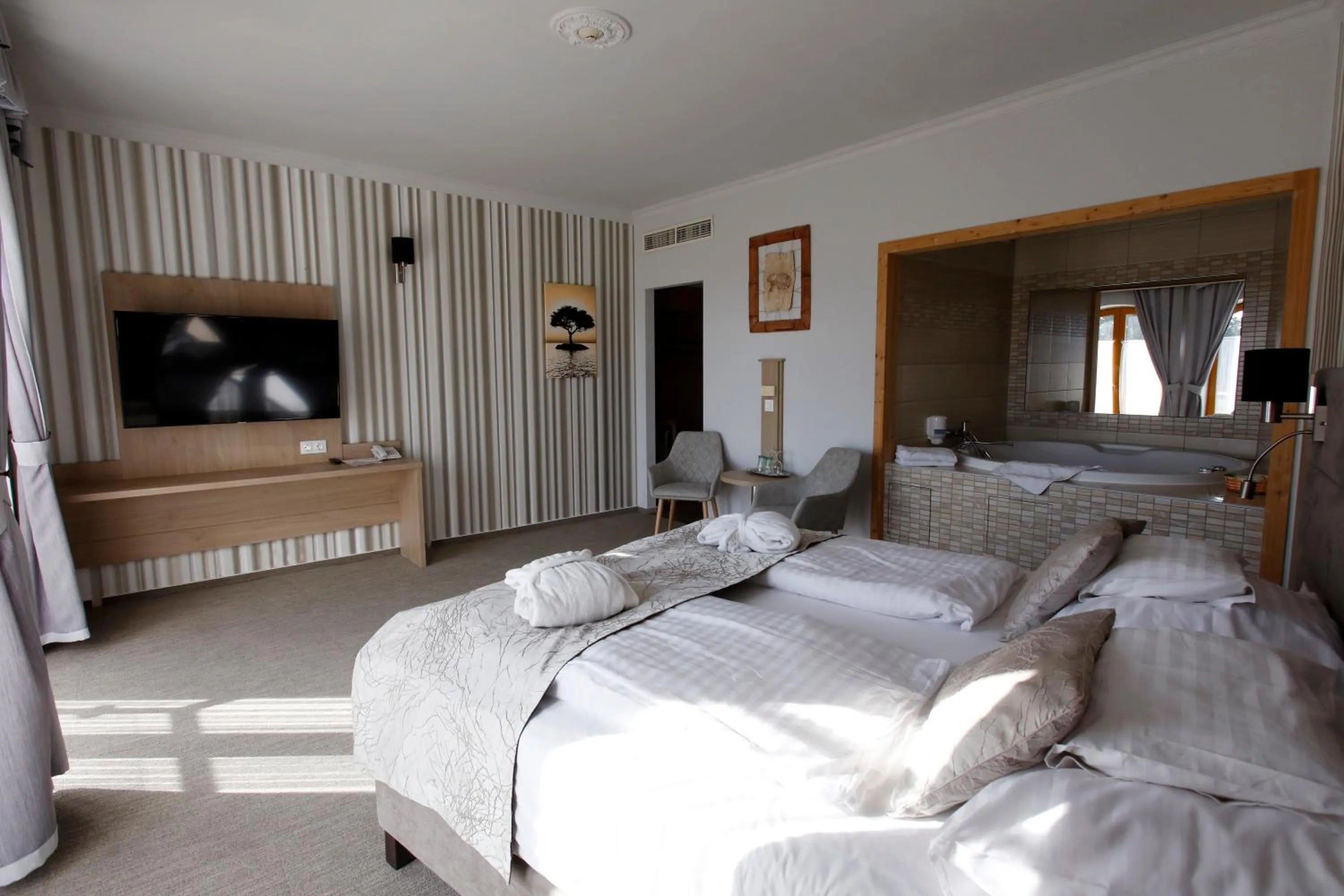 TV and multimedia, Bed in Wellness Hotel Laroba