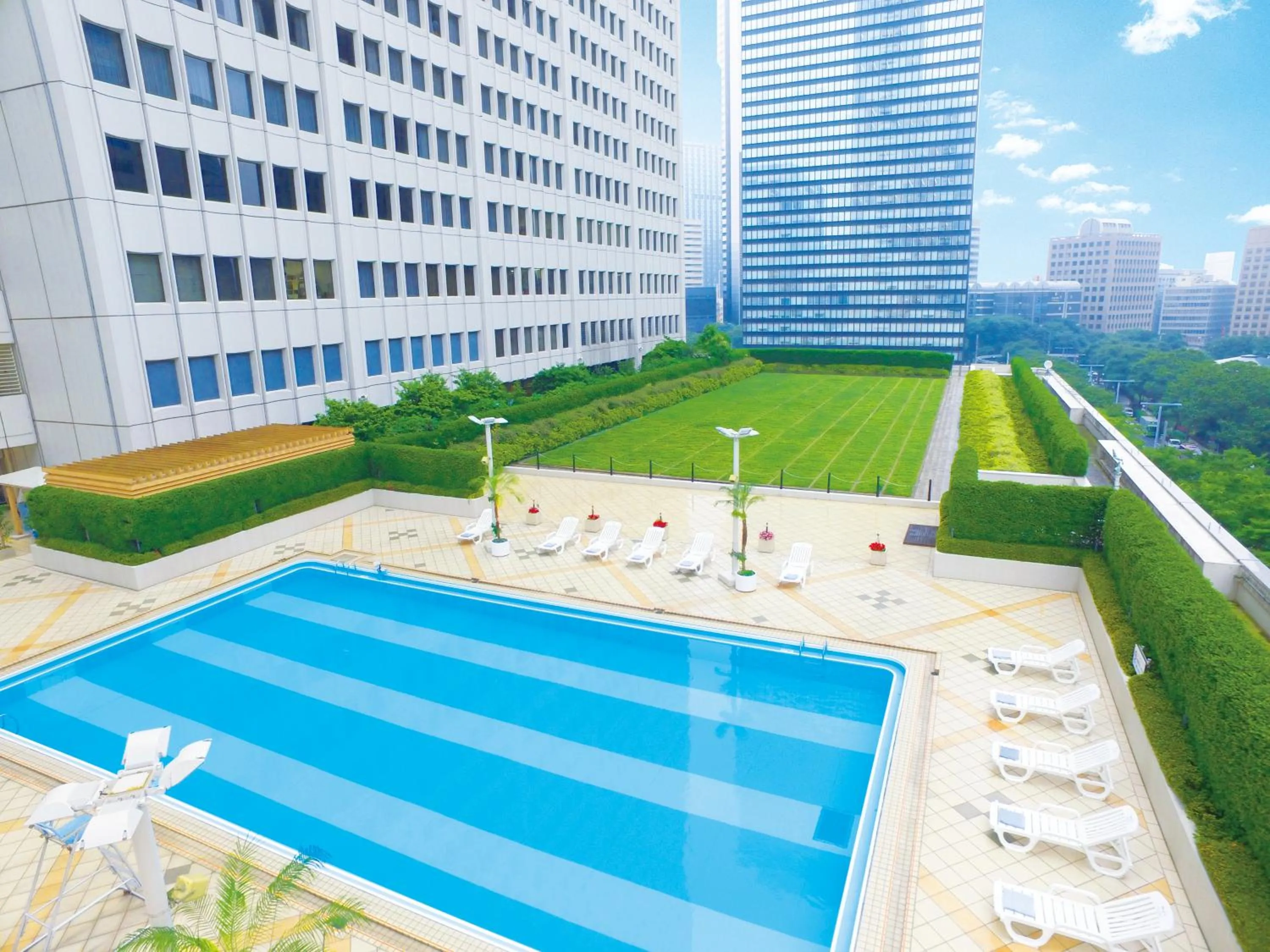 Swimming pool in Keio Plaza Hotel Tokyo Premier Grand
