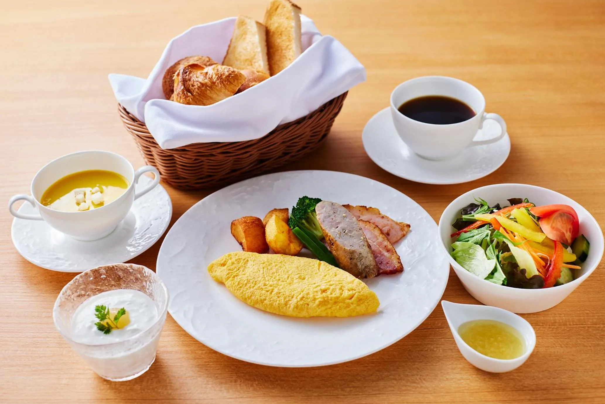 Lounge or bar in Keio Plaza Hotel Tokyo Premier Grand