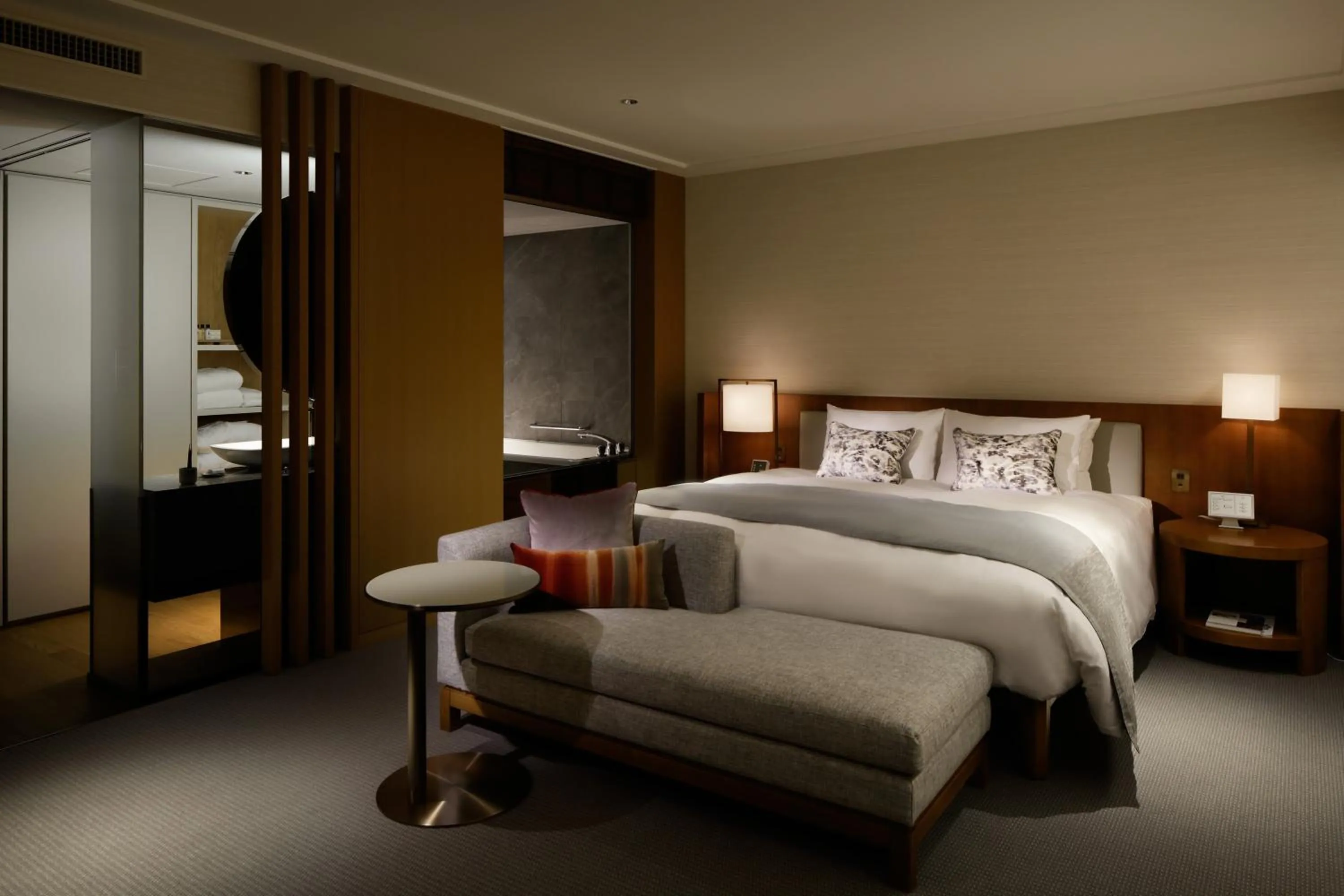 Photo of the whole room, Bed in Keio Plaza Hotel Tokyo Premier Grand