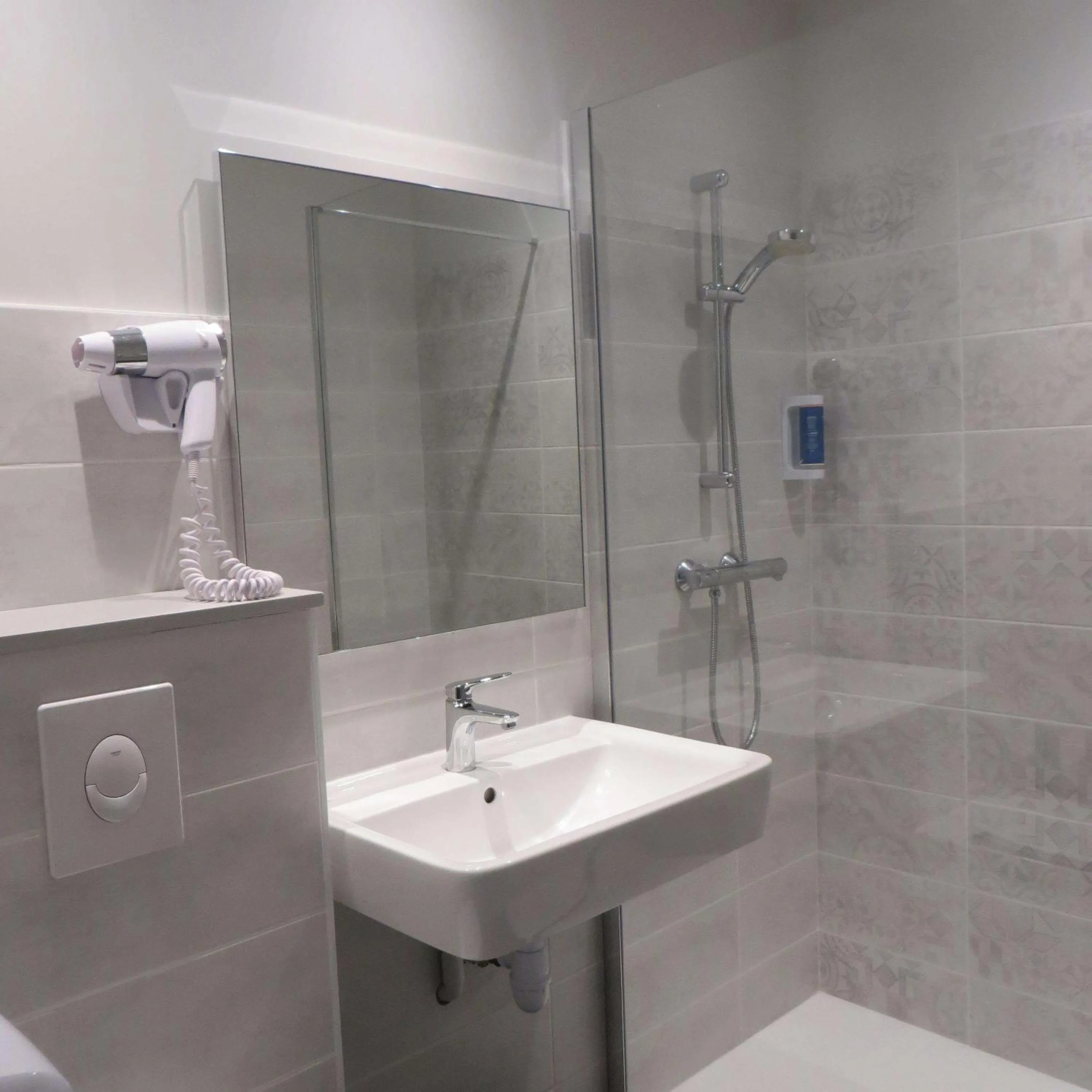 Bathroom in Brit Hotel Dijon Hermes