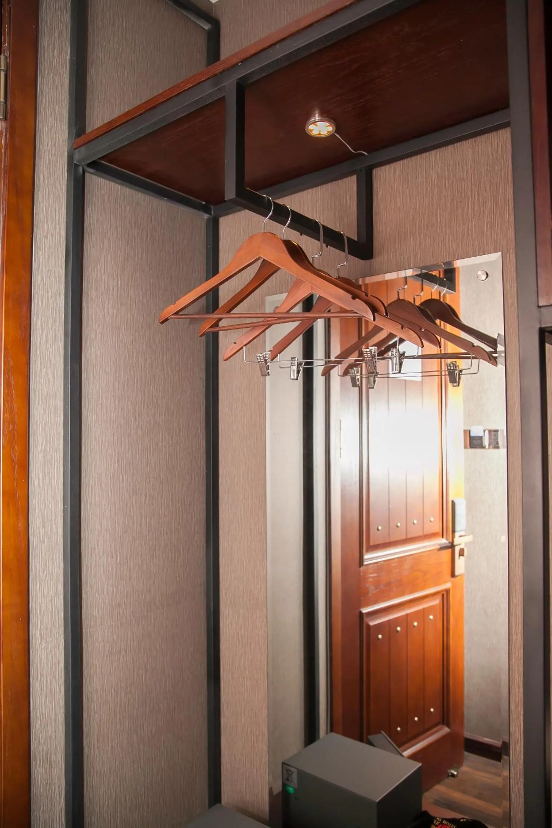 wardrobe in Qingdao MG Hotel l Walking distance to the beach & railway station & St Michaels Cathedral