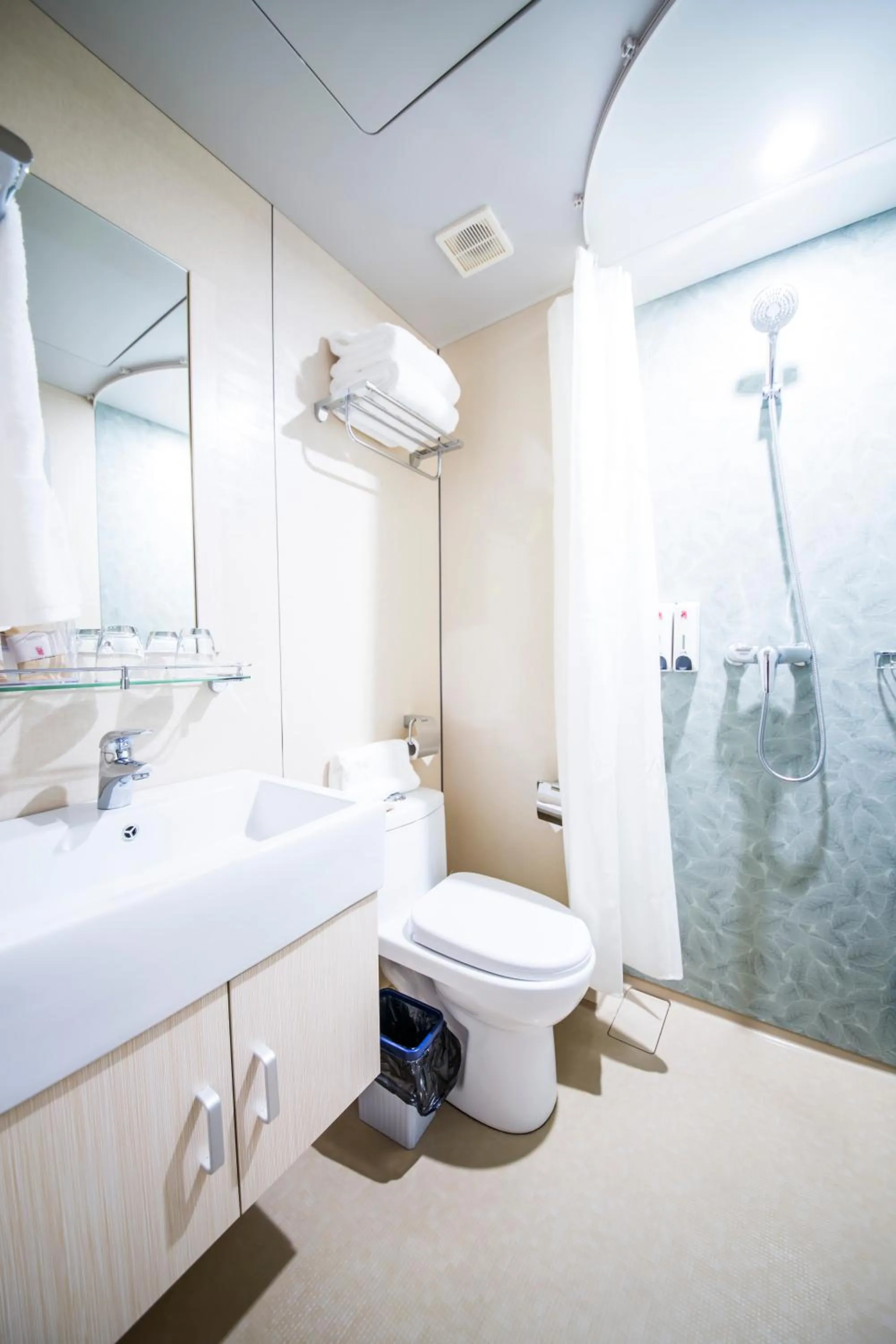 Toilet in Qingdao MG Hotel l Walking distance to the beach & railway station & St Michaels Cathedral