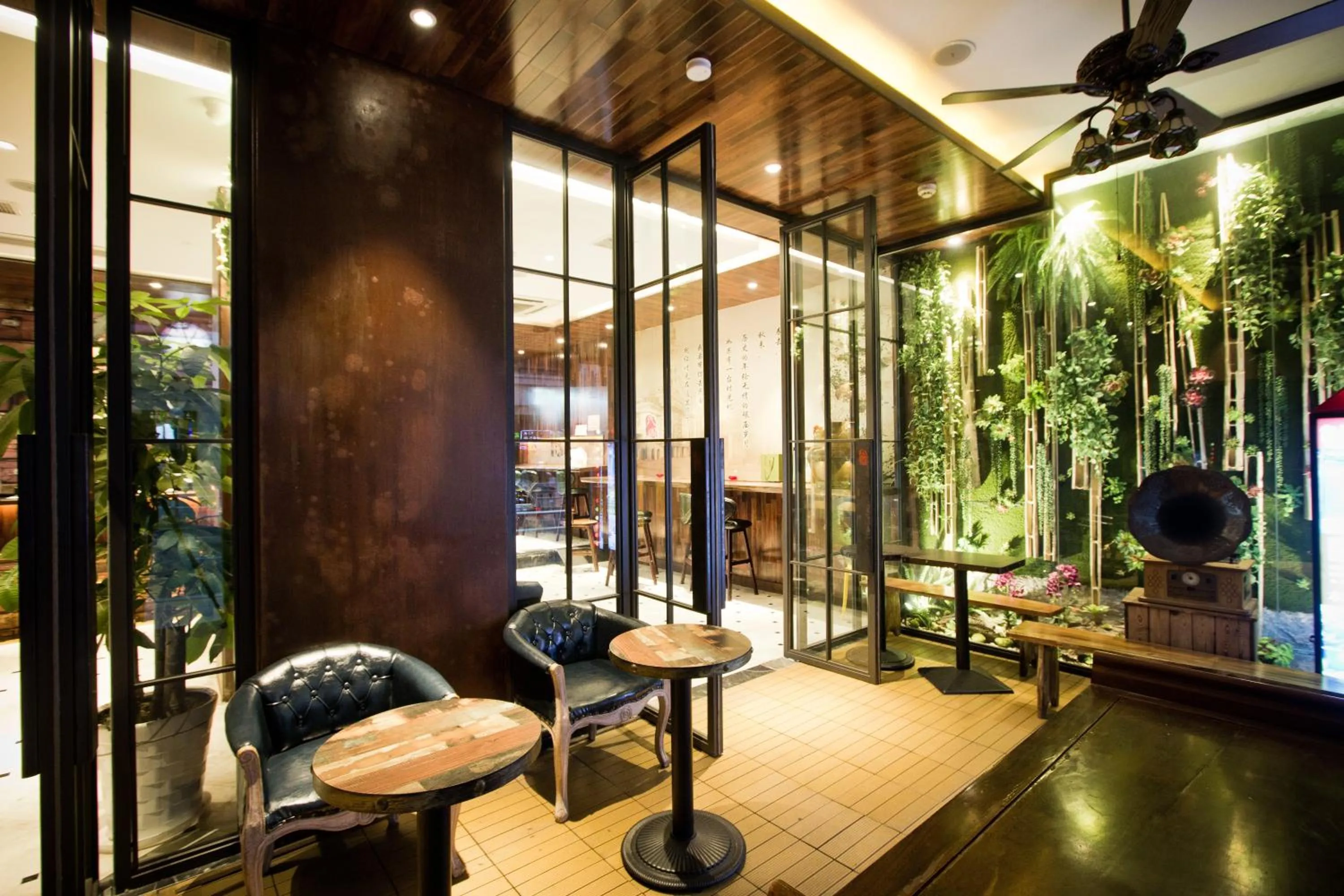 Seating area in Qingdao MG Hotel l Walking distance to the beach & railway station & St Michaels Cathedral