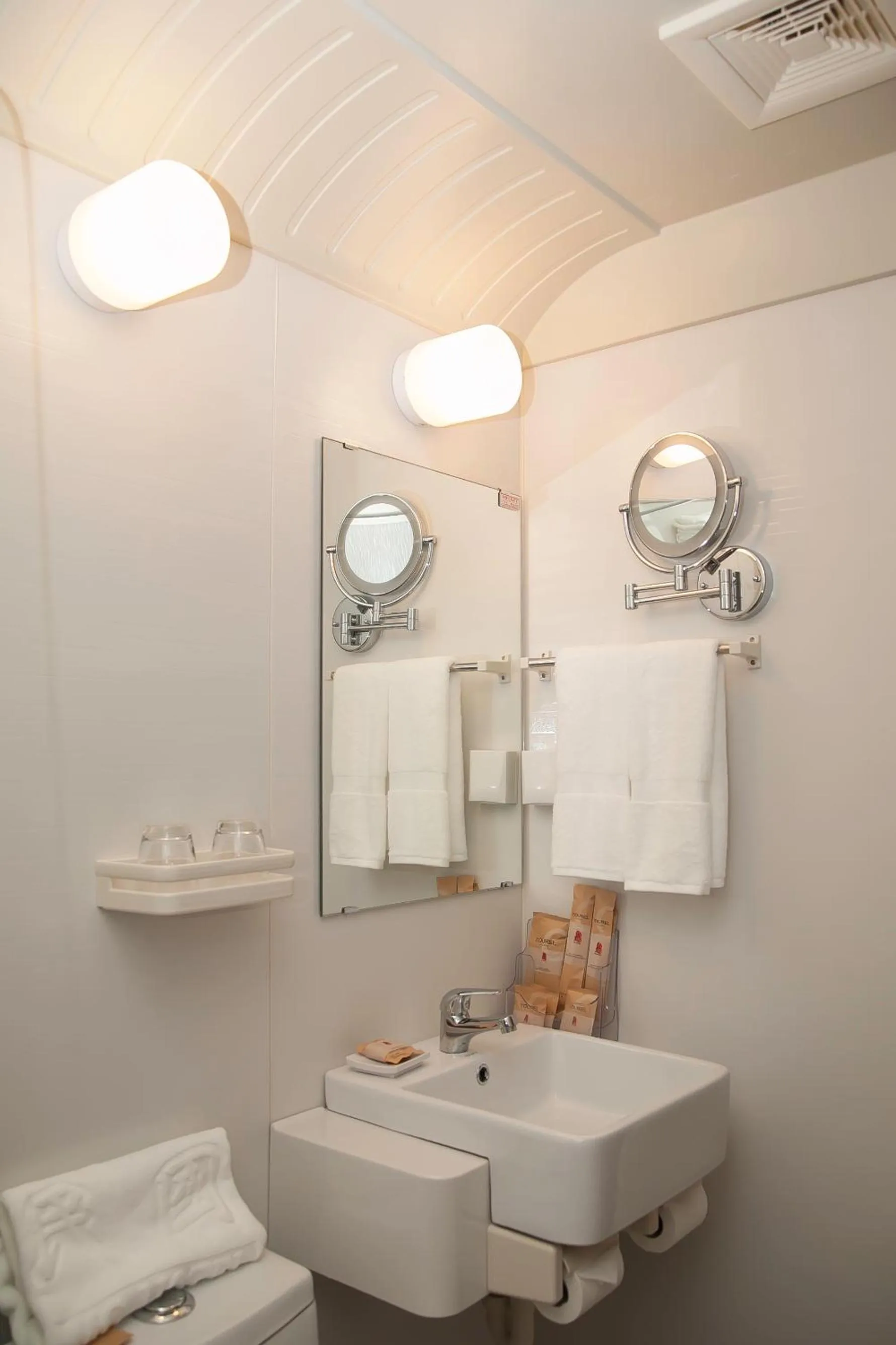 Toilet in Qingdao MG Hotel l Walking distance to the beach & railway station & St Michaels Cathedral