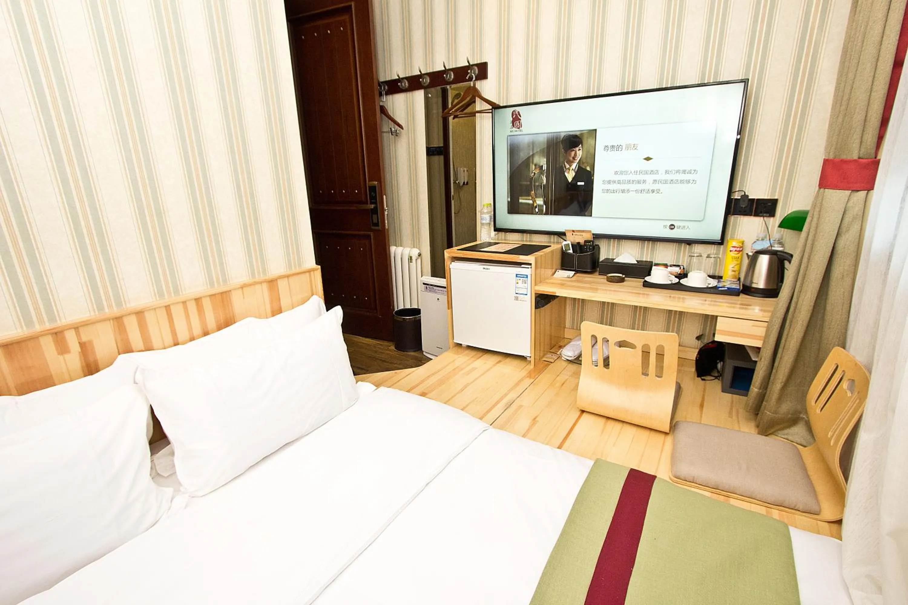 Photo of the whole room, Bed in Qingdao MG Hotel l Walking distance to the beach & railway station & St Michaels Cathedral