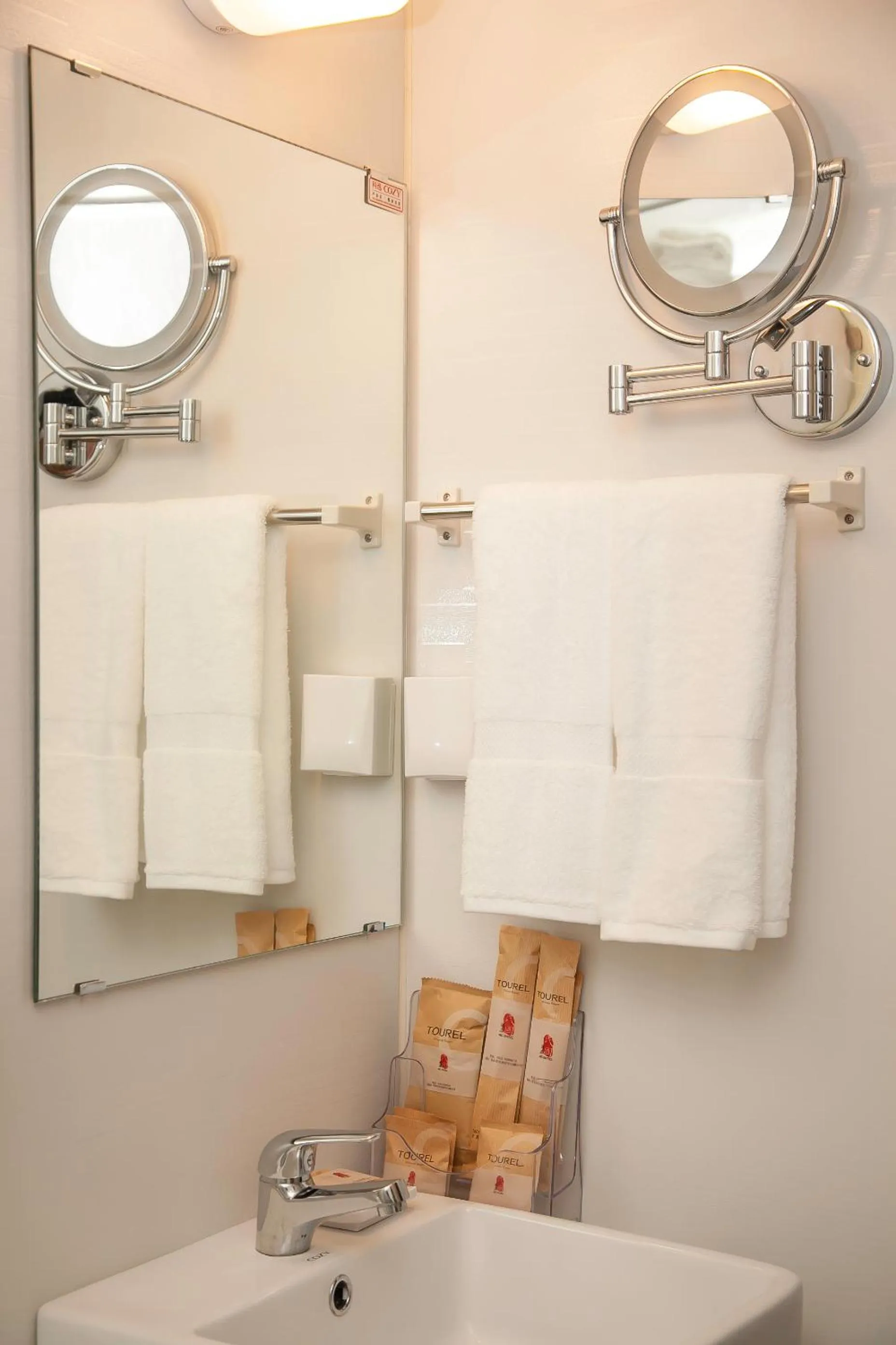 Bathroom in Qingdao MG Hotel l Walking distance to the beach & railway station & St Michaels Cathedral