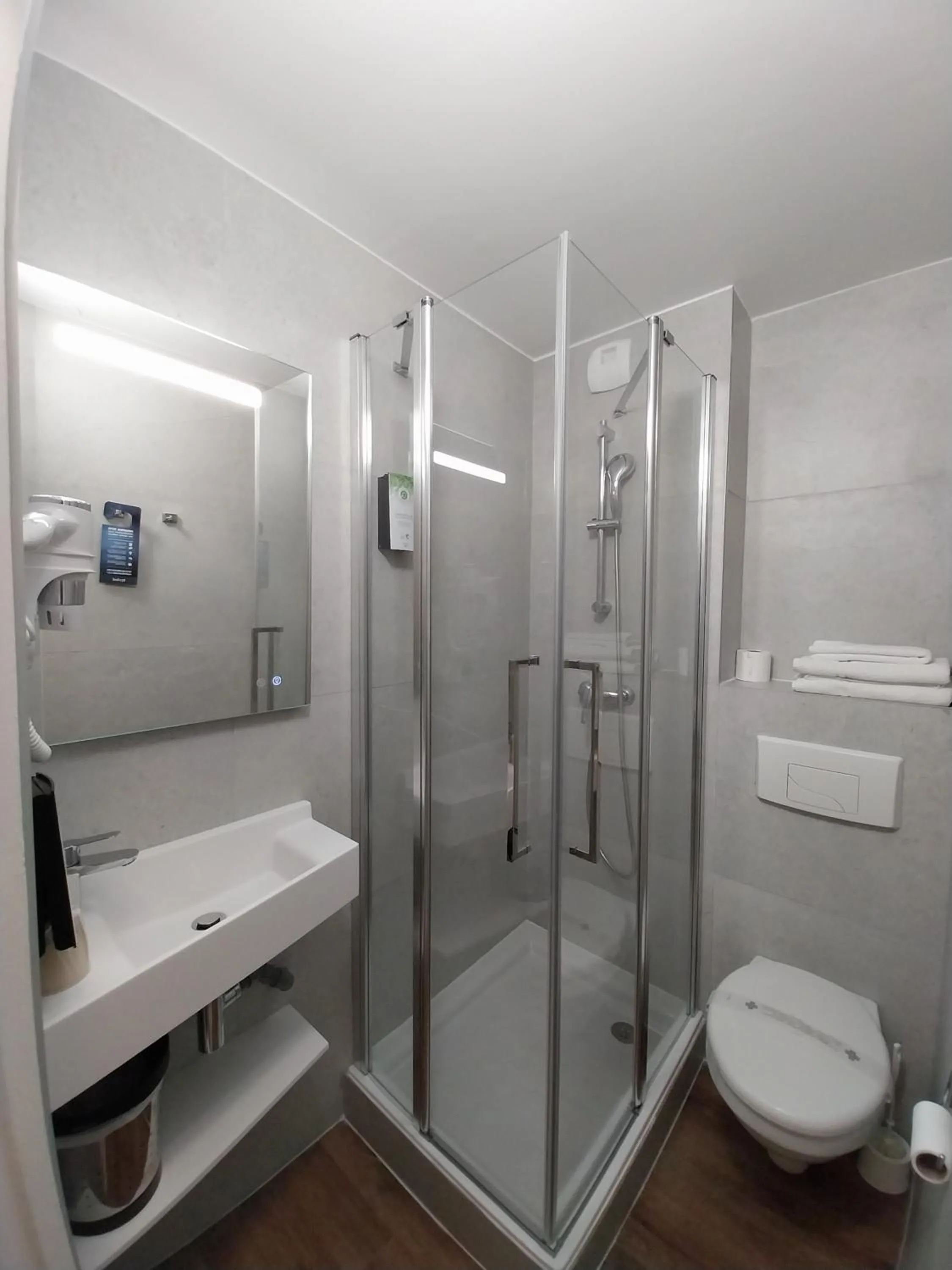 Shower in Kyriad Hôtel La Fleche