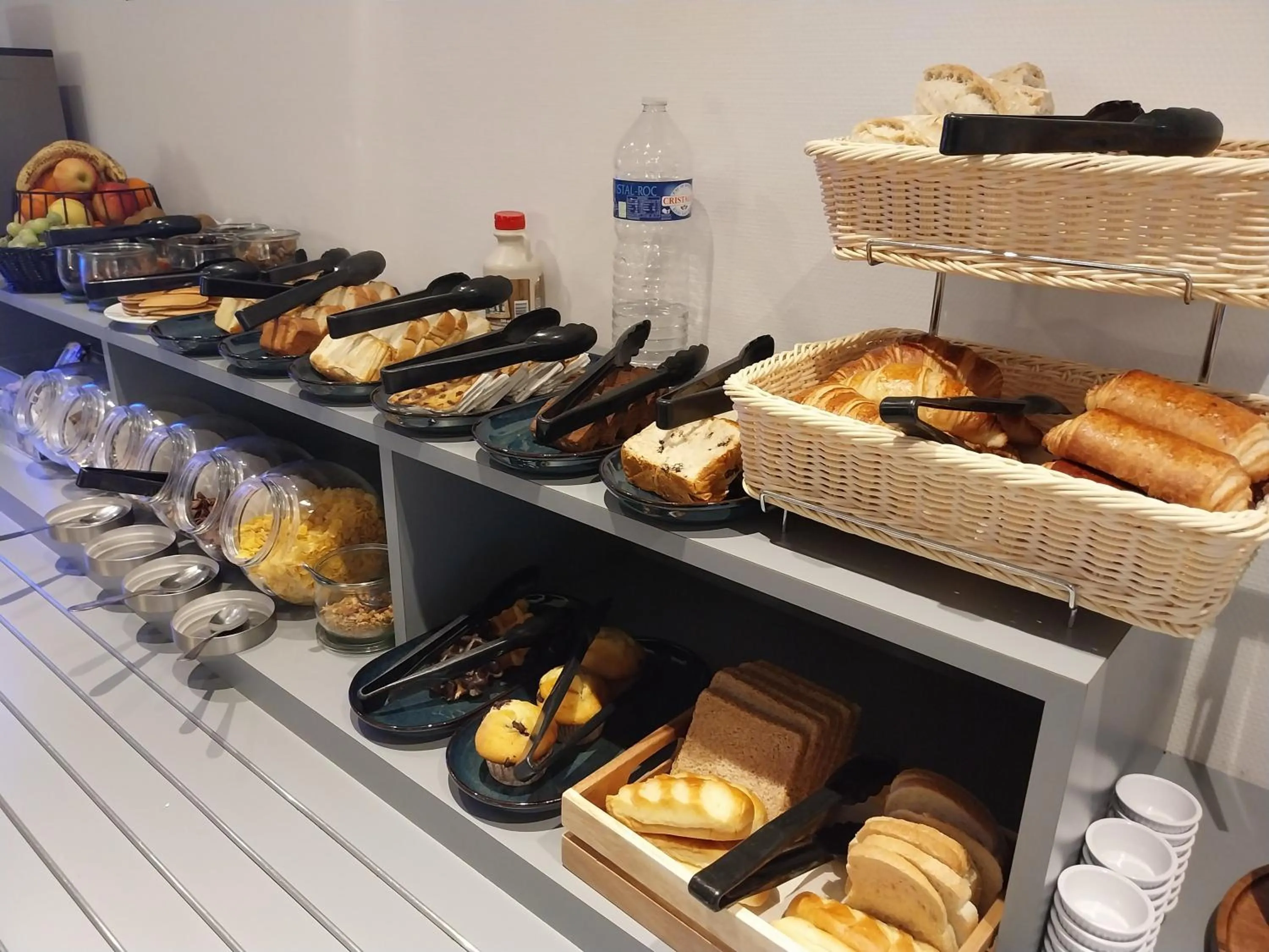 Food and drinks in Kyriad Hôtel La Fleche