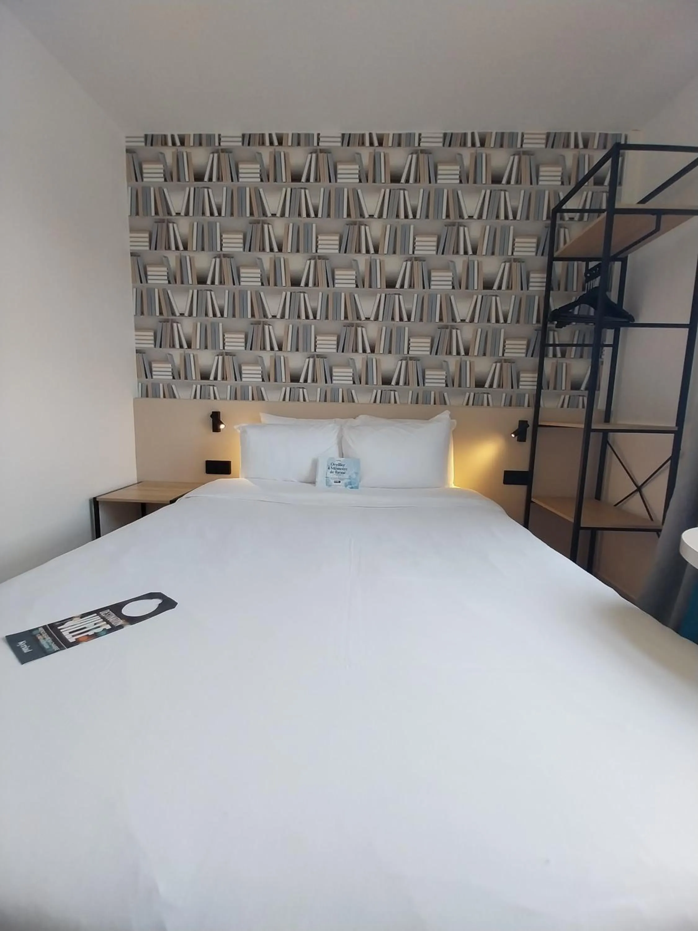 Bed in Kyriad Hôtel La Fleche