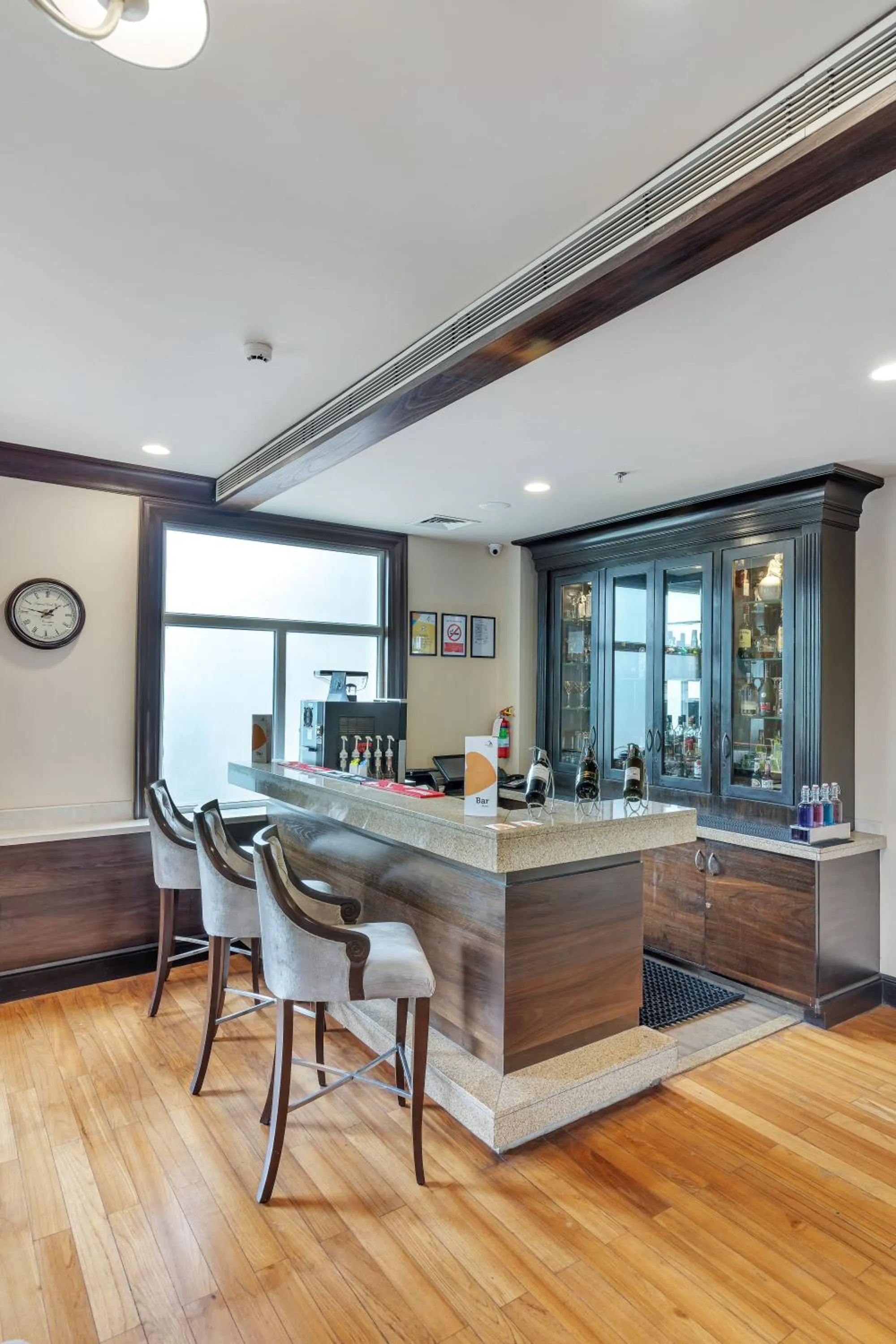 Lounge or bar in Club Mahindra Pristine Peaks Naldehra