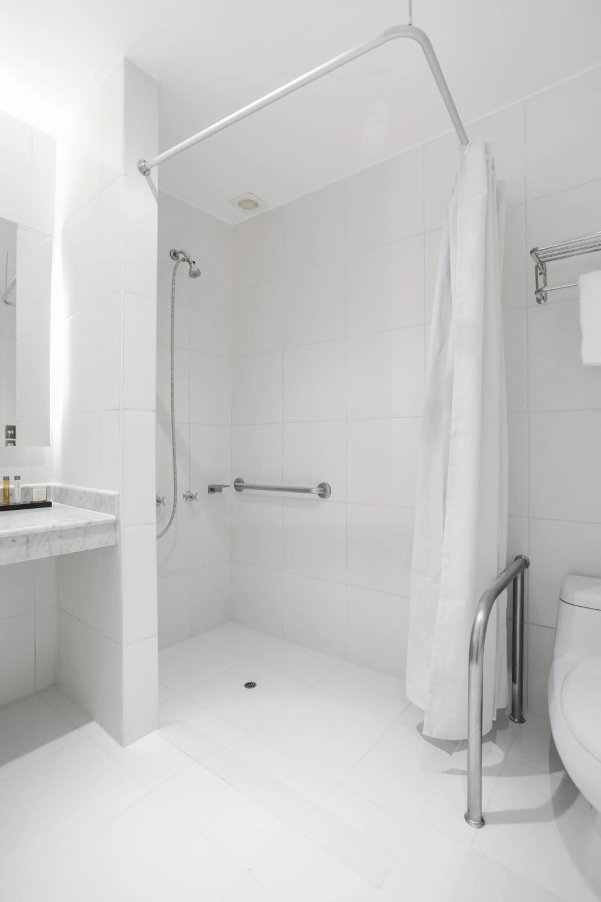 Shower in Wyndham Costa del Sol Cusco