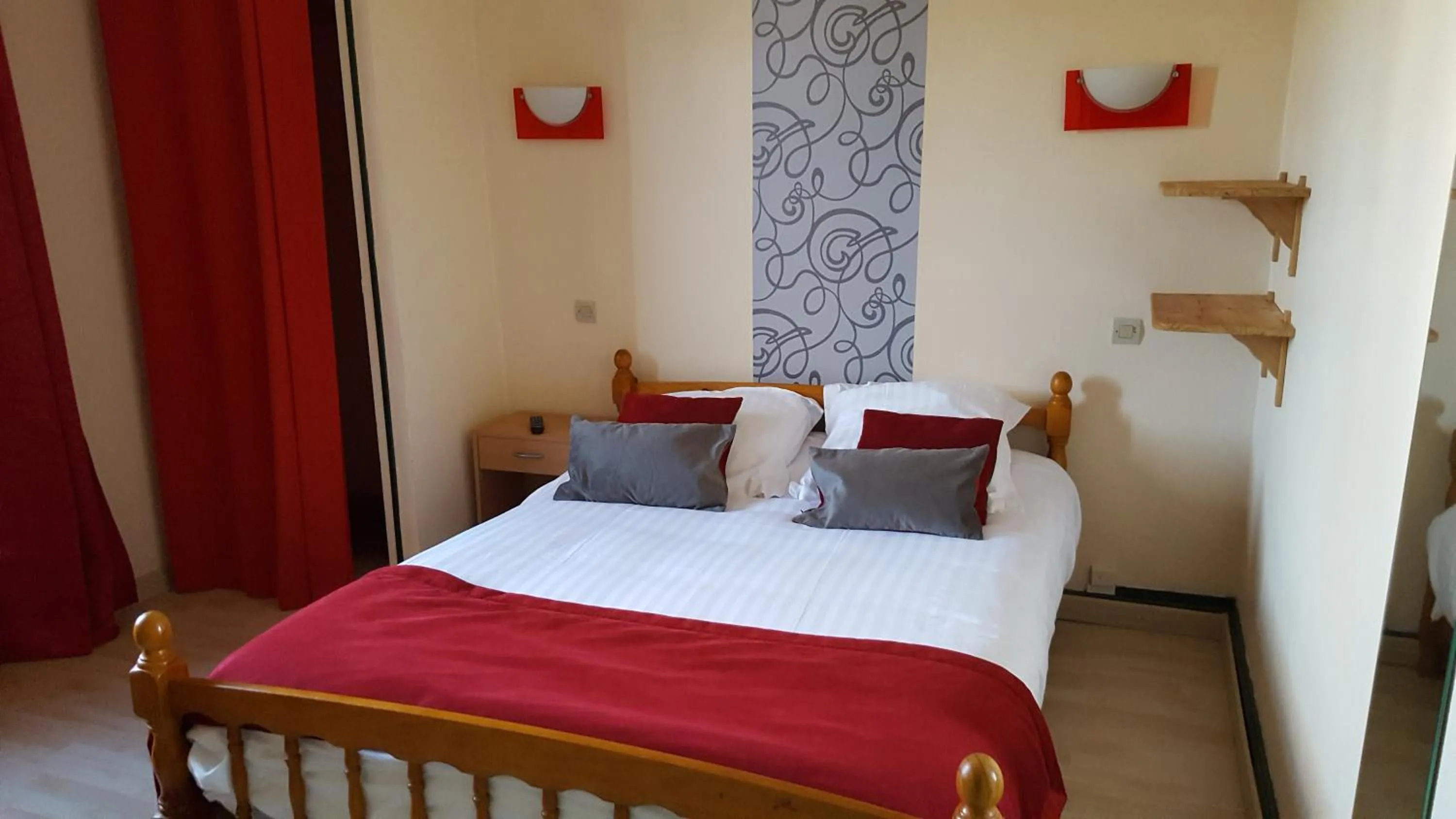 Bedroom in Hotel Ô Fil de L'ô