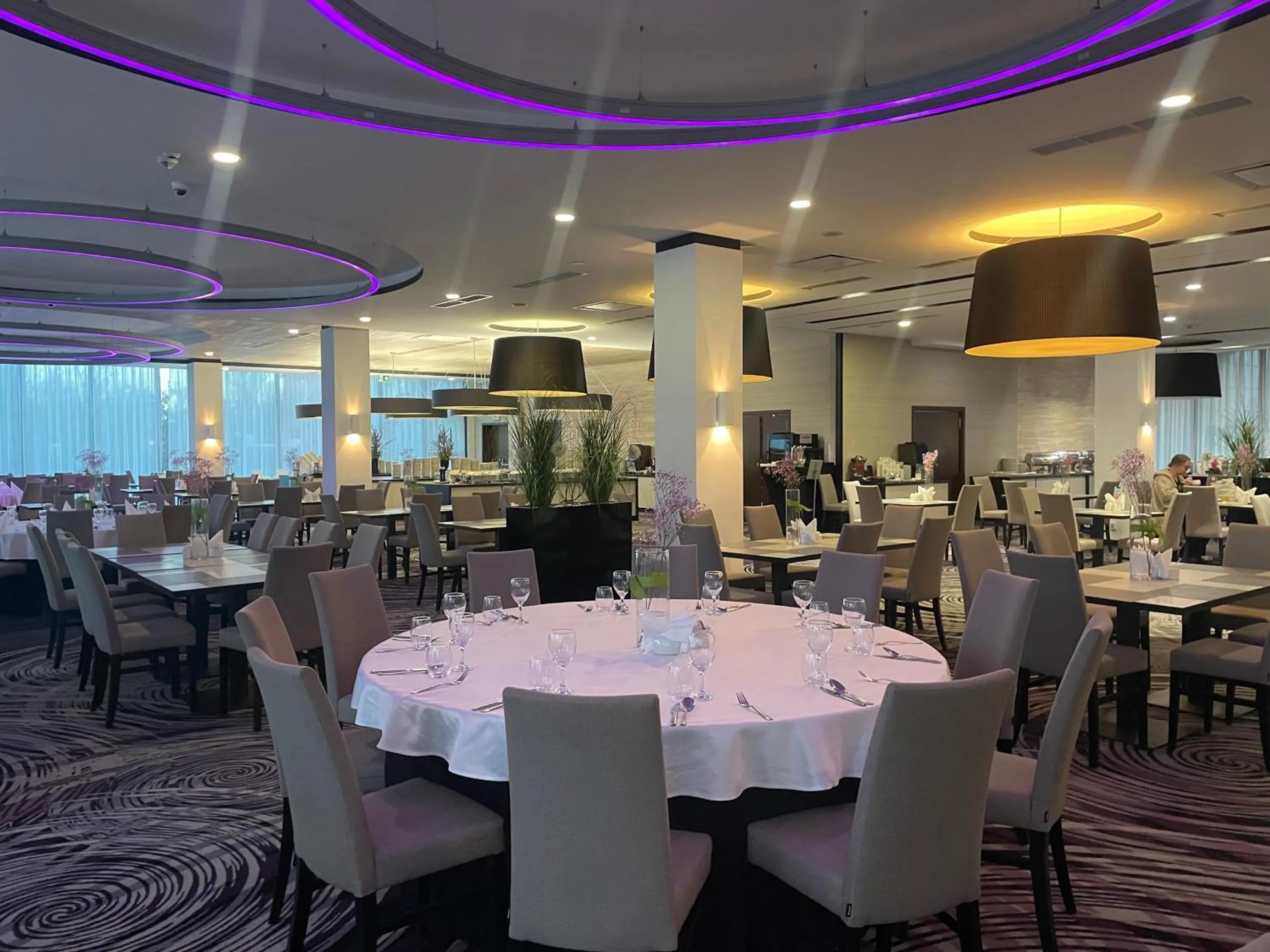 Restaurant/places to eat in Ambasador Premium