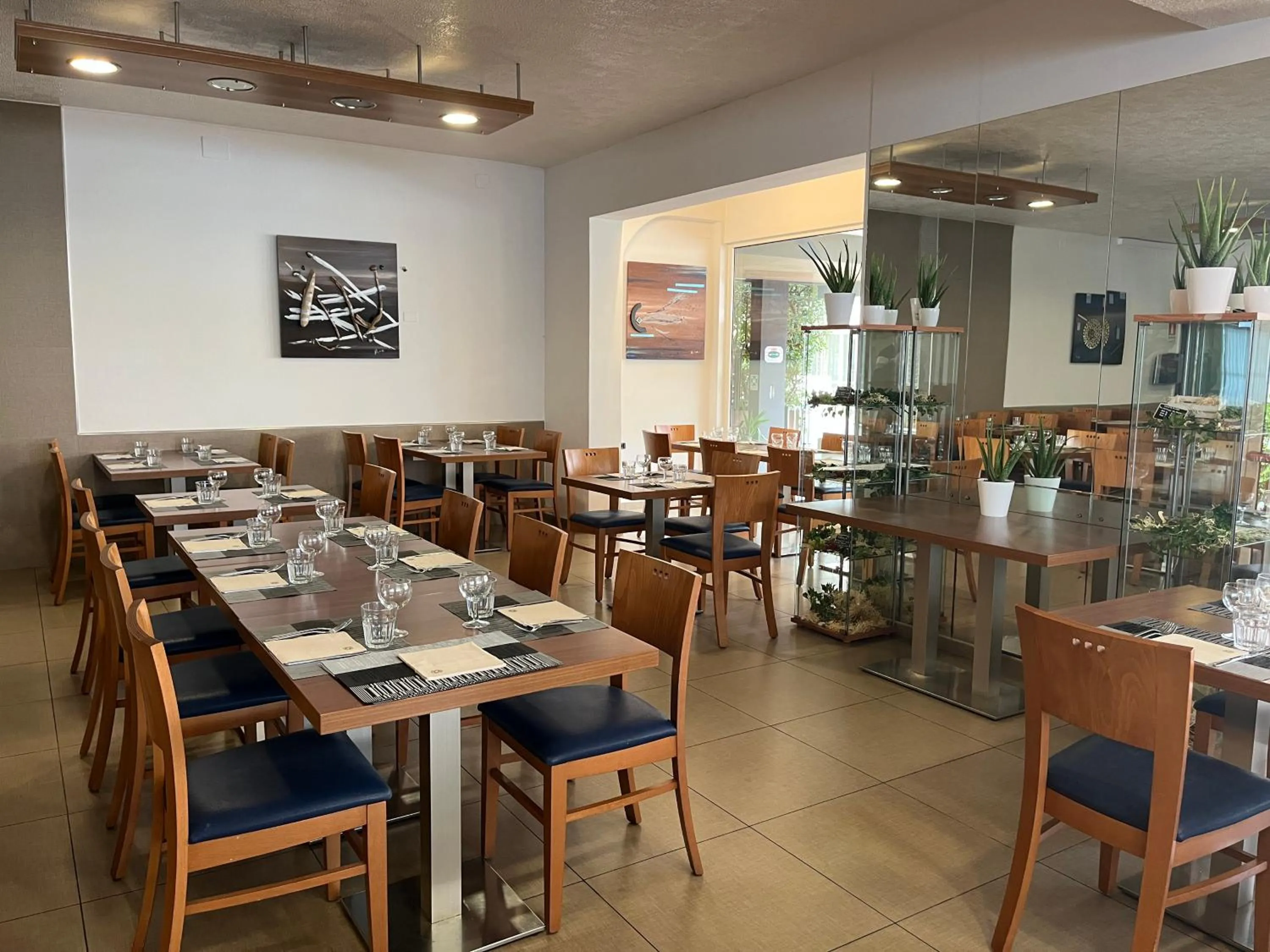 Restaurant/places to eat in Golf Hotel