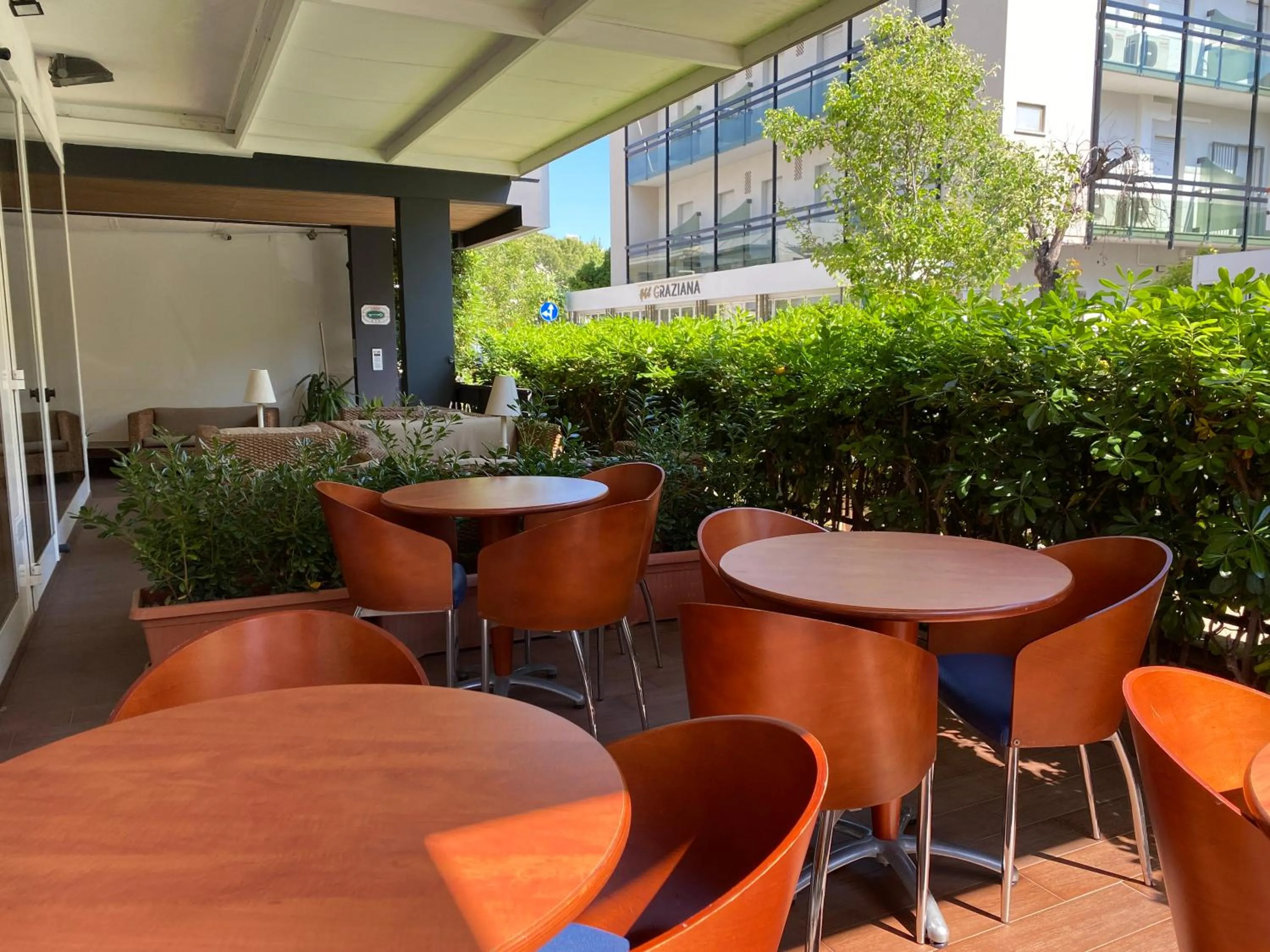 Restaurant/places to eat in Golf Hotel