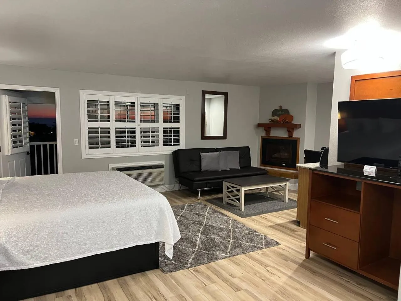 Bedroom, Bed in Pacific Coast Roadhouse - SureStay Collection by Best Western