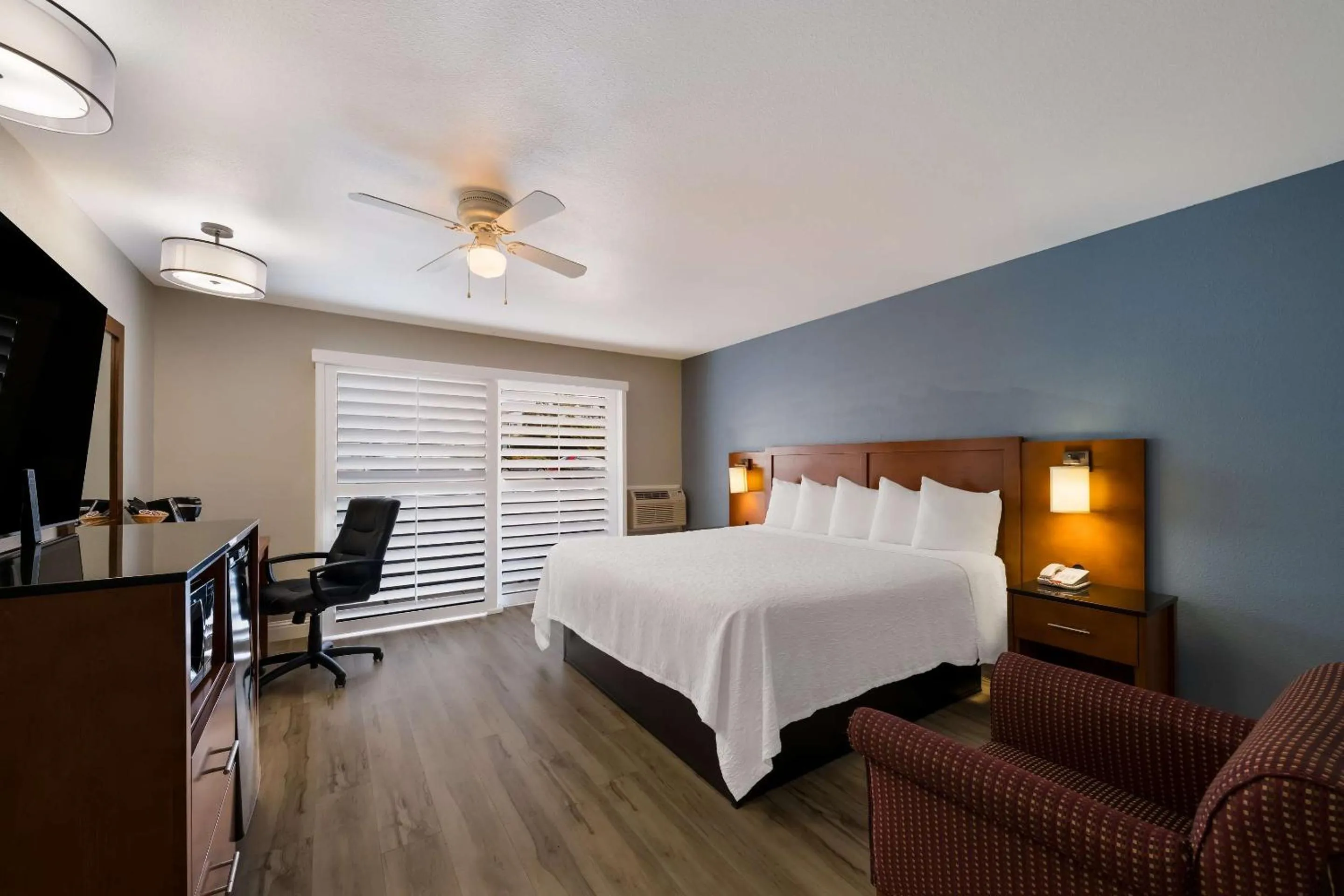 Bedroom, Bed in Pacific Coast Roadhouse - SureStay Collection by Best Western