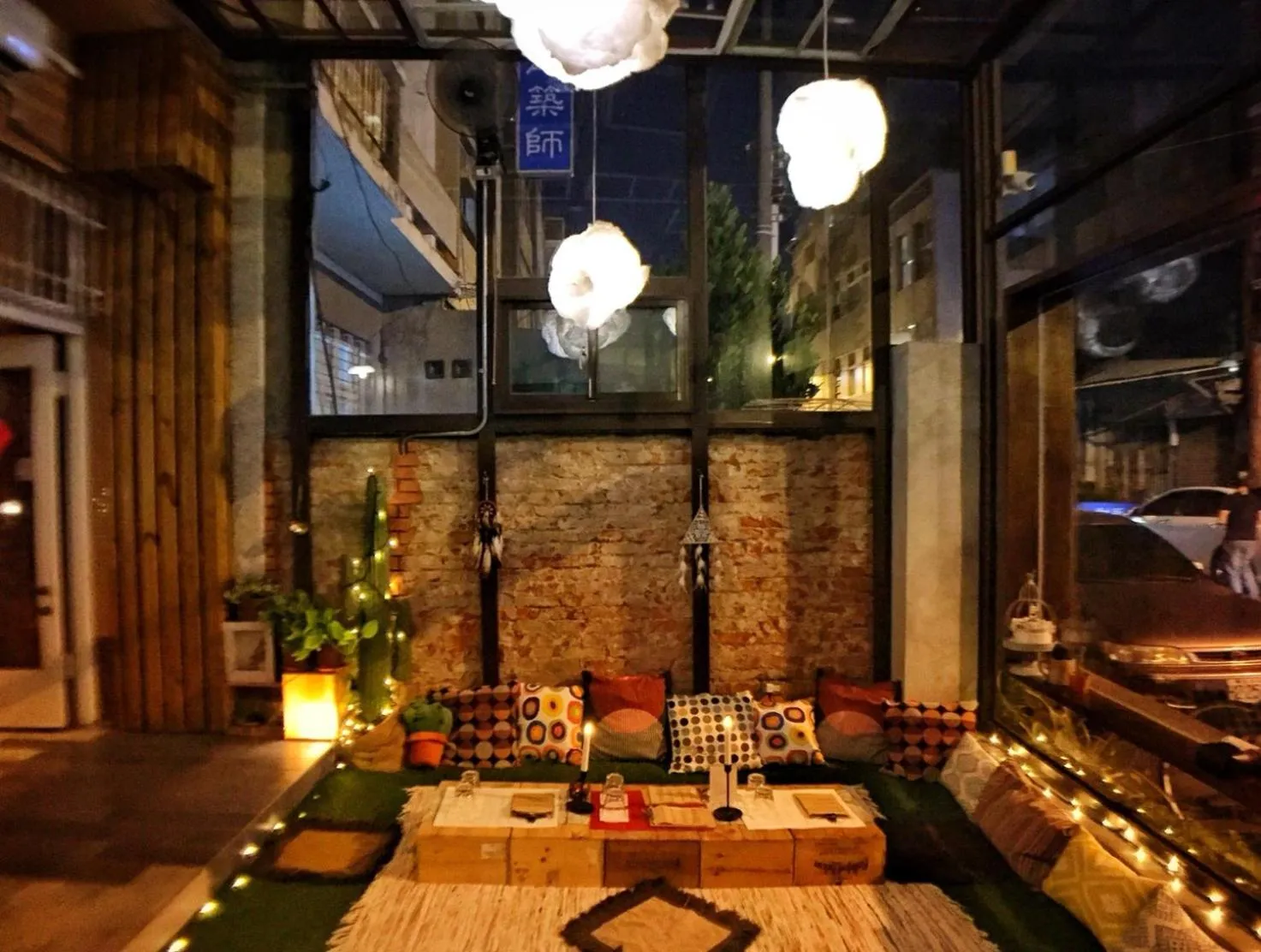 Evening entertainment in GOIN Old House & Bar