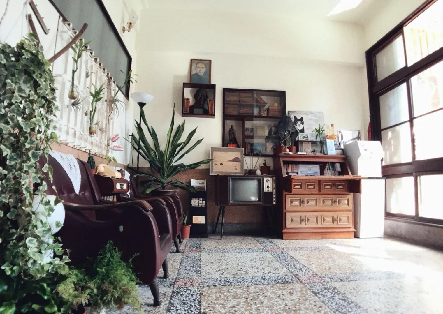 Communal lounge/ TV room in GOIN Old House & Bar