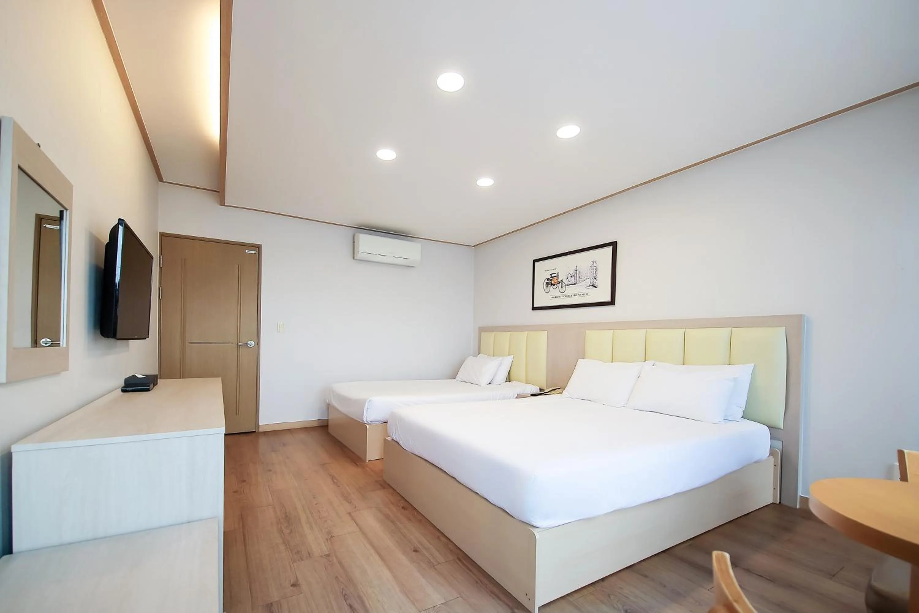 Bed in Shin Shin Hotel Jeju City