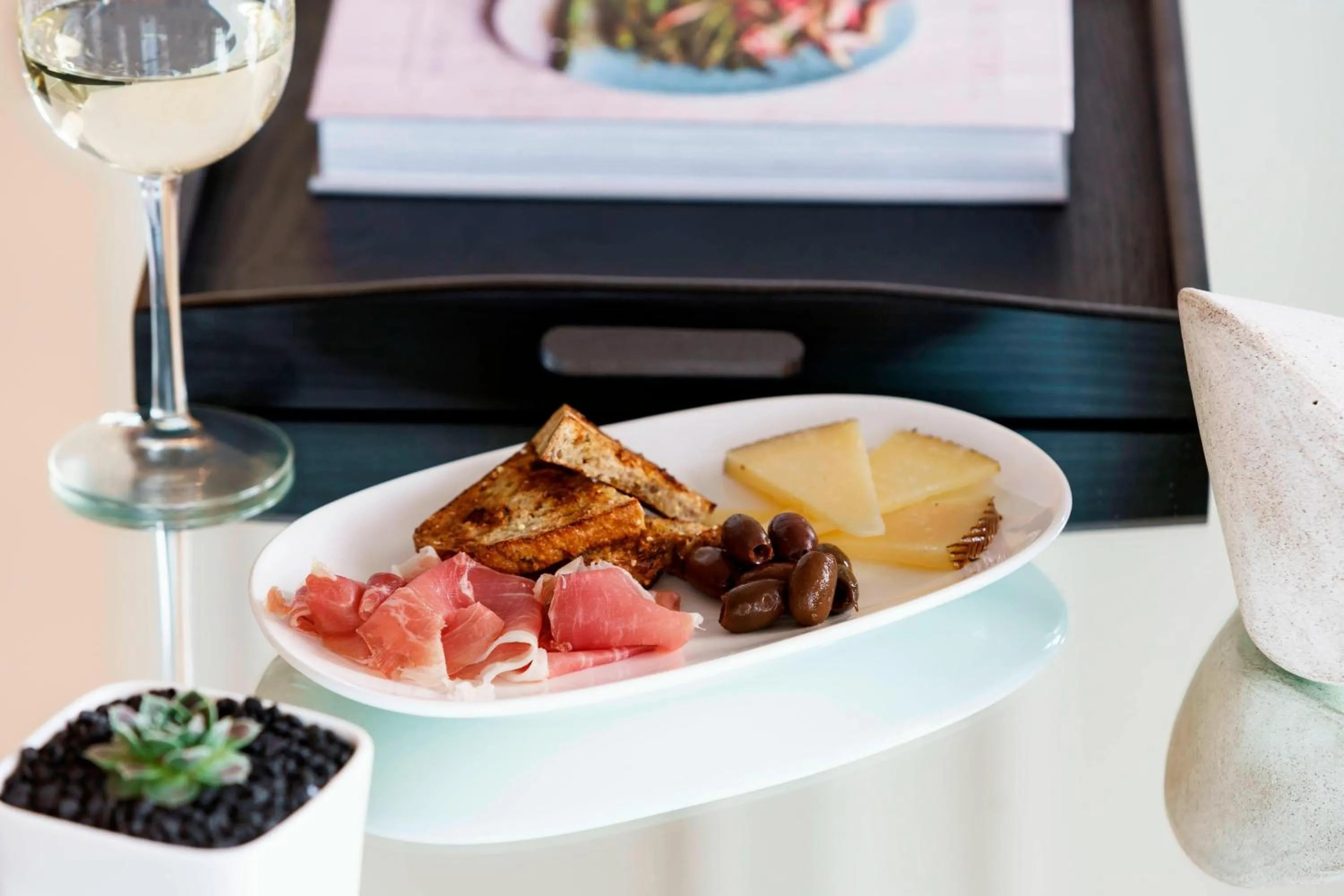 Lounge or bar in AC Hotel by Marriott Spartanburg