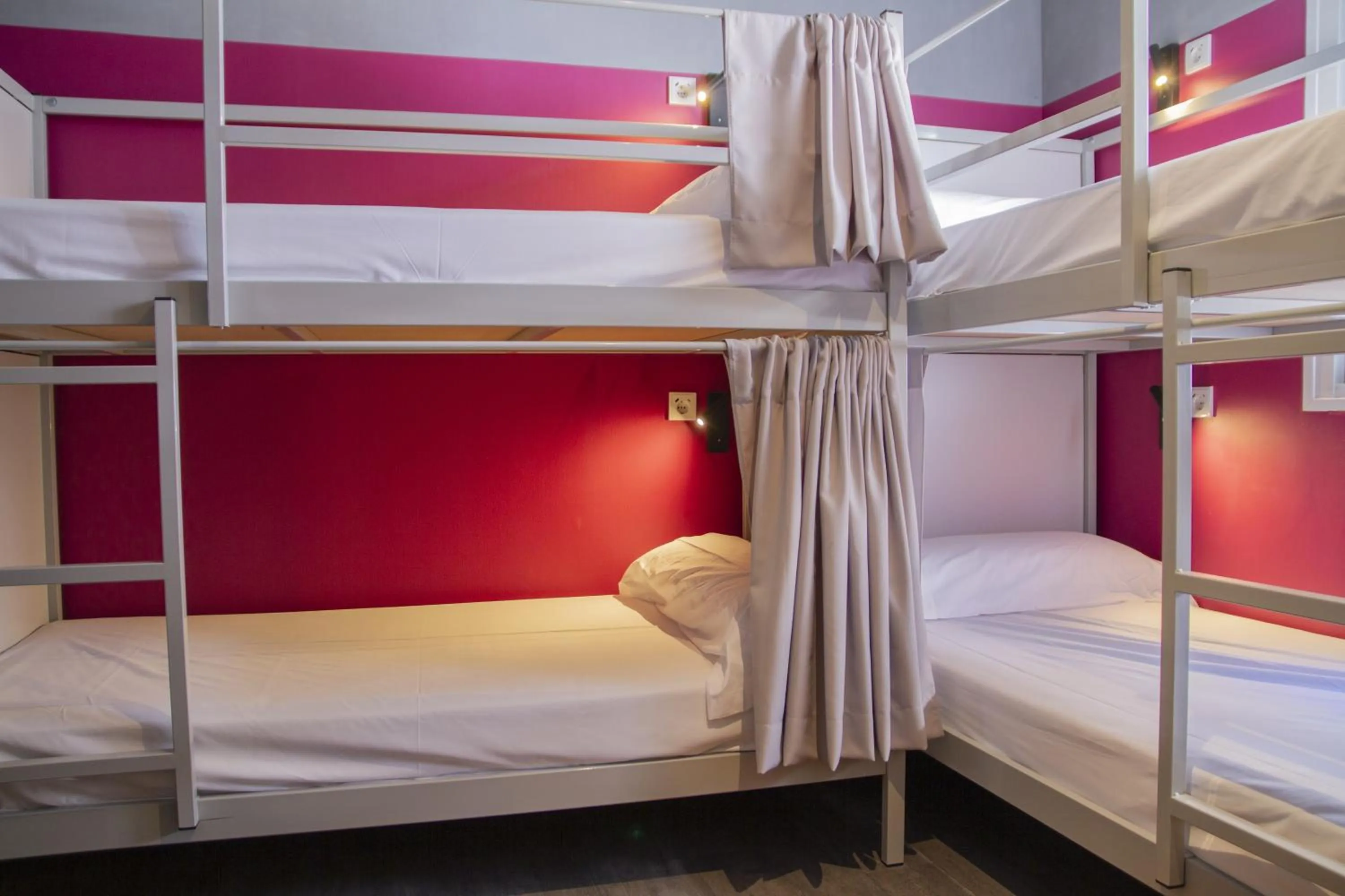 Photo of the whole room, Bed in room00 Valencia Hostel