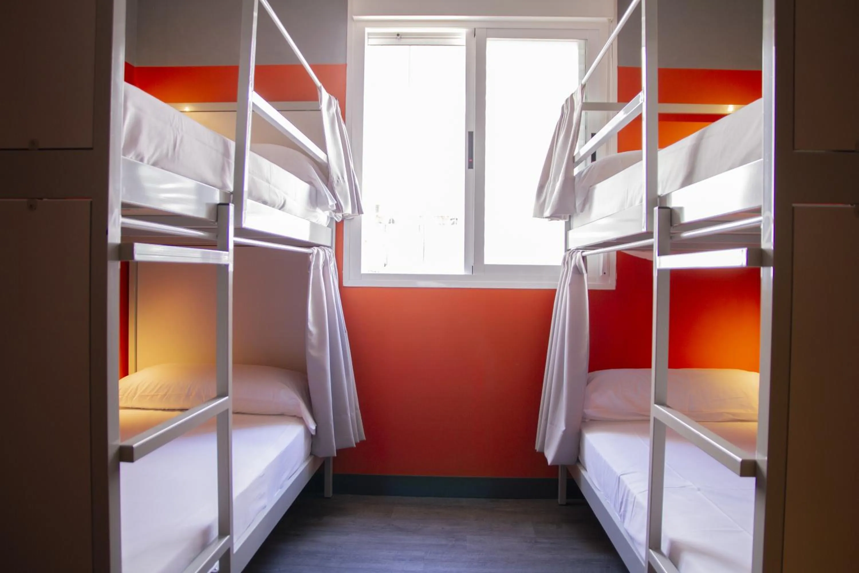 Photo of the whole room, Bed in room00 Valencia Hostel