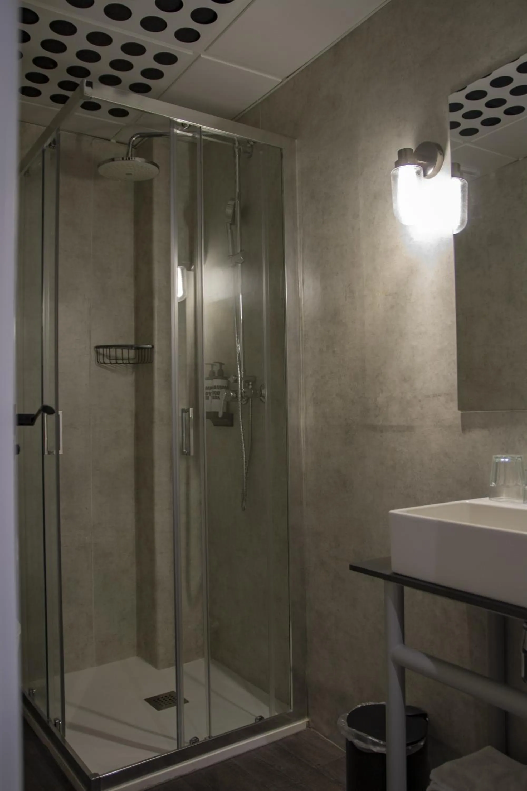 Shower in room00 Valencia Hostel