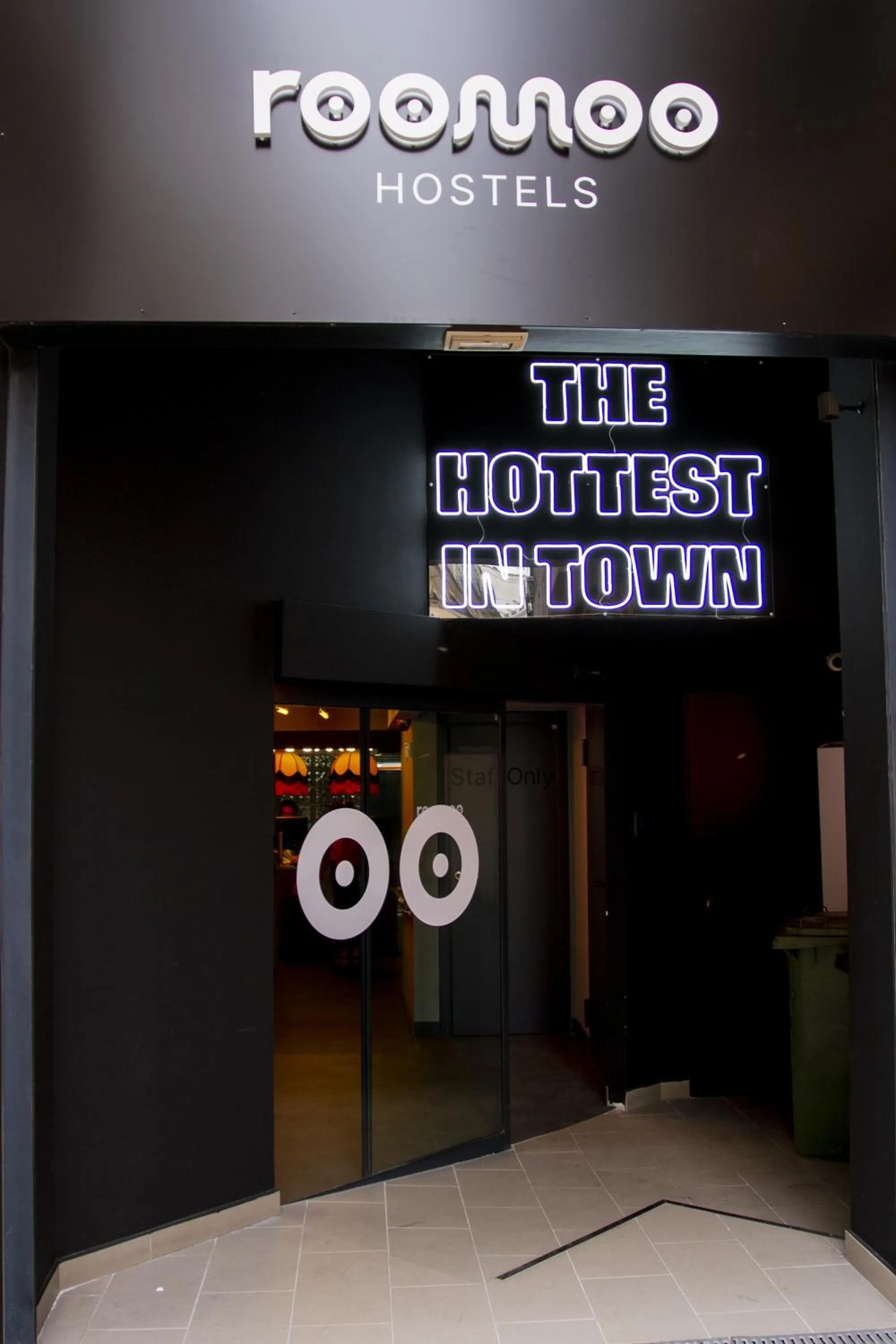 Property building in room00 Valencia Hostel