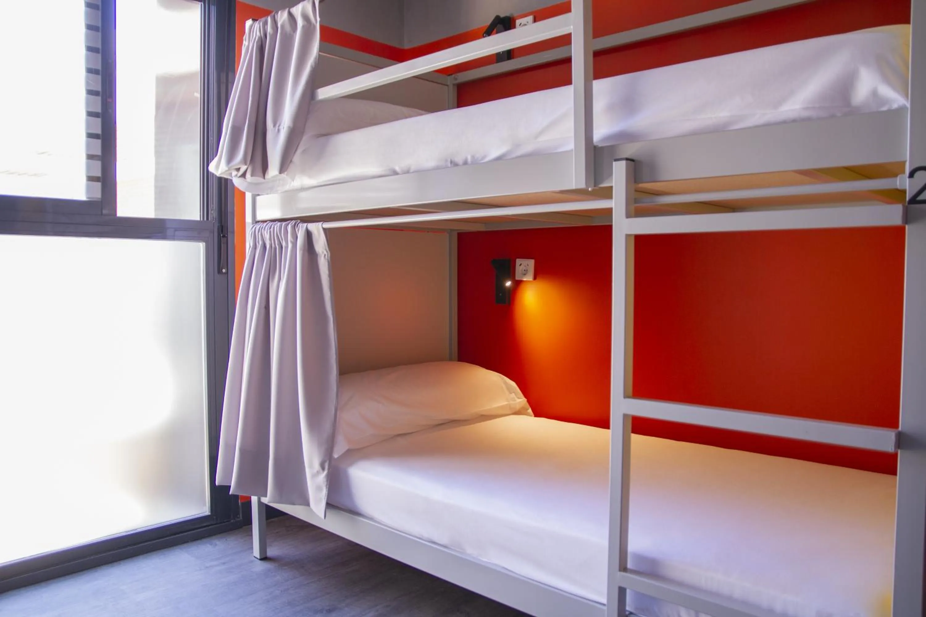 Photo of the whole room, Bed in room00 Valencia Hostel